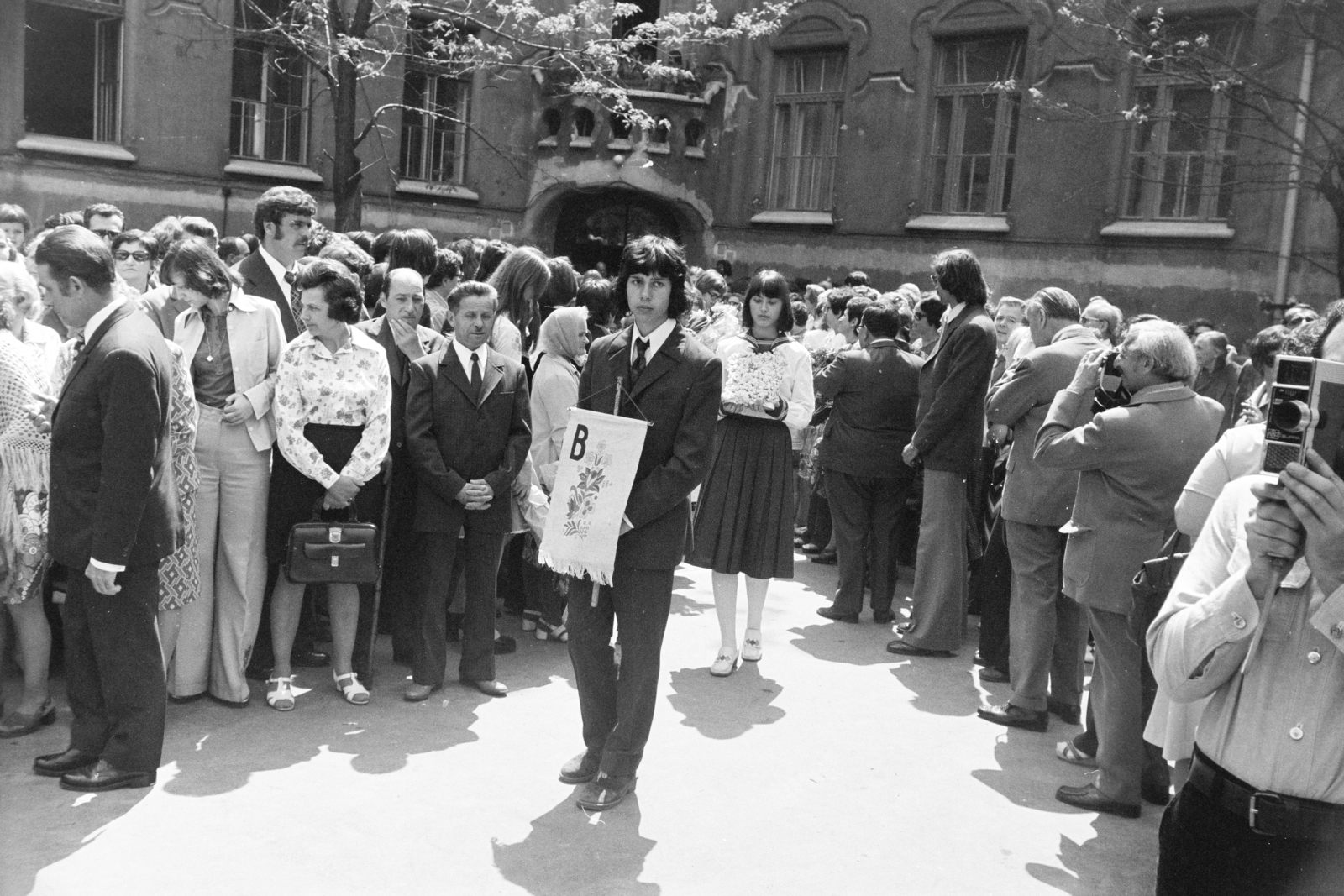 Hungary, Budapest VI., Munkácsy Mihály utca 26., a Kölcsey Ferenc Gimnázium udvara, ballagás., 1976, Obetkó Miklós, Budapest, graduation, sailor blouse, Fortepan #277443