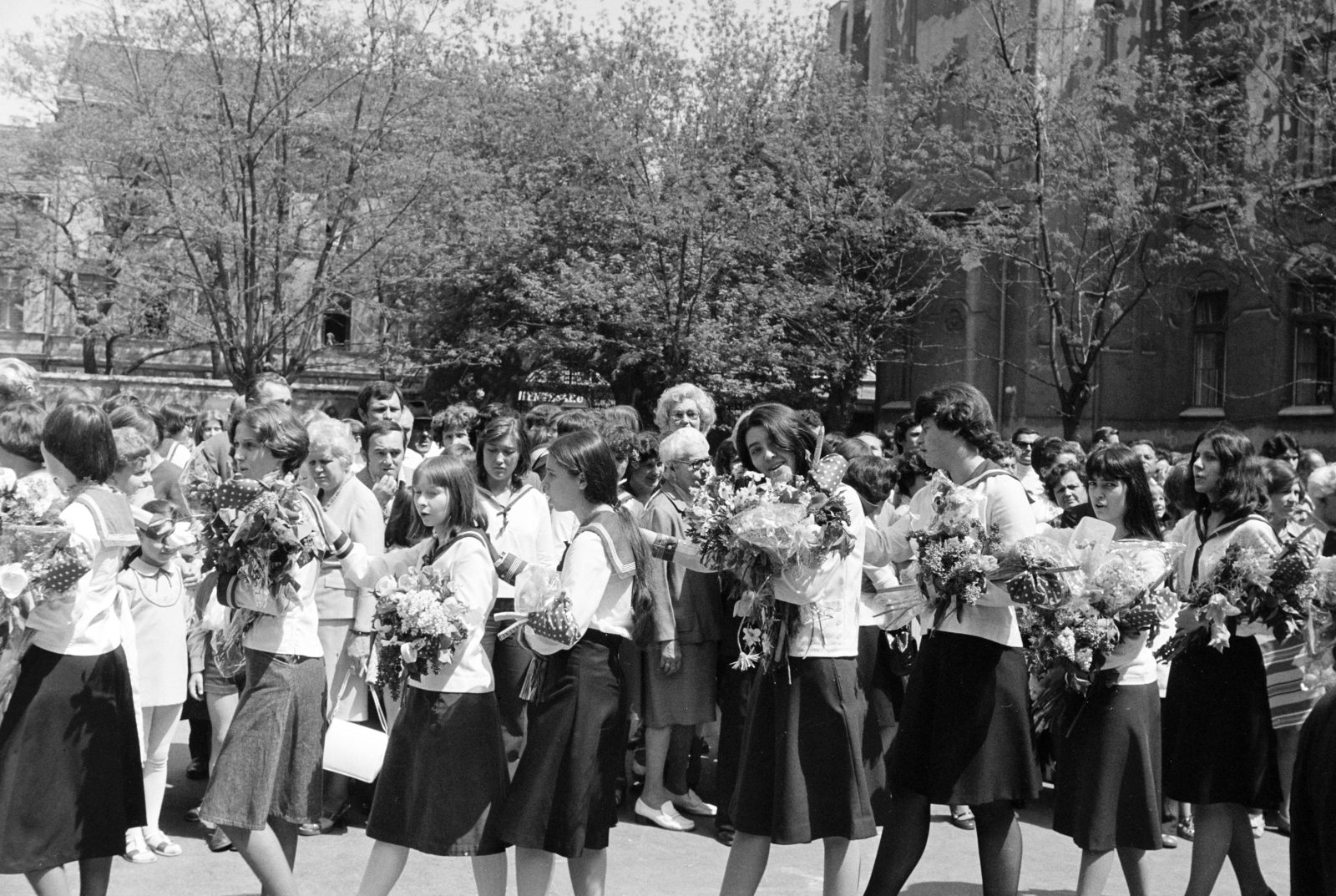 Hungary, Budapest VI., Munkácsy Mihály utca 26., a Kölcsey Ferenc Gimnázium udvara, ballagás., 1976, Obetkó Miklós, Budapest, graduation, sailor blouse, bouquet, student, Fortepan #277444