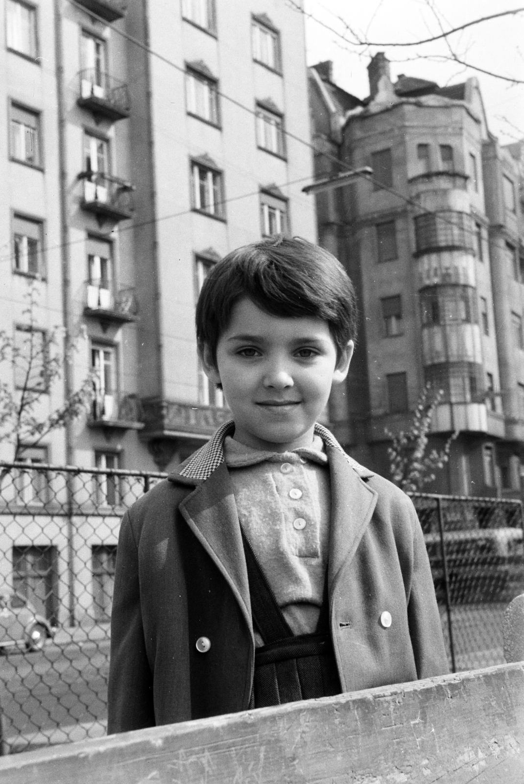 Hungary, Budapest V., Balassi Bálint utca, a felvétel a játszótéren készült (a mai Olimpia Park), háttérben az autóbusz a Markó utcába kanyarodik be., 1966, Obetkó Miklós, Budapest, Fortepan #277448