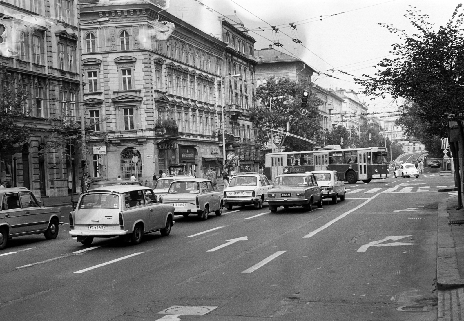 Magyarország, Budapest V.,Budapest VI., Bajcsy-Zsilinszky út, a trolibusz a Kálmán Imre utcból a Podmaniczky (Rudas László) - Nagymező utcai kereszteződés felé halad. Háttérben a Nyugati (Marx) téri felüljáró látható., 1985, Obetkó Miklós, rendszám, Renault 16, Budapest, Fortepan #277452