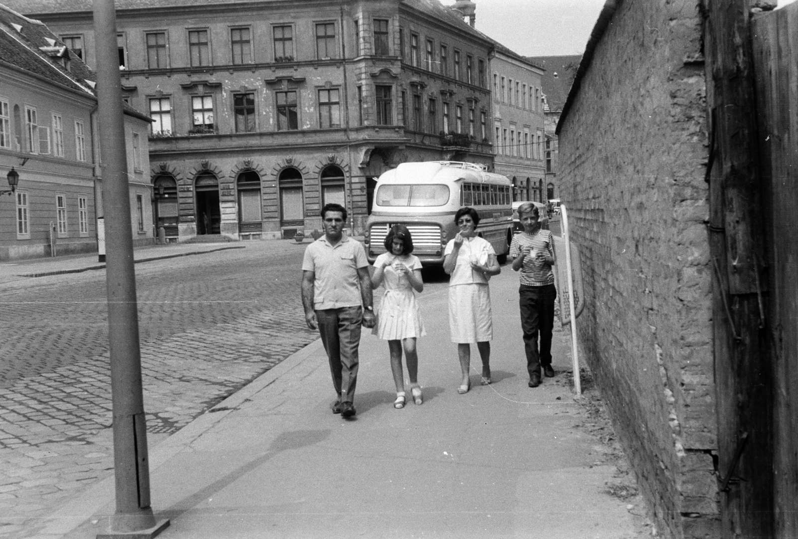 Hungary, Budapest I., a felvétel a Tárnok utcában készült, háttérben a Balta köz sarkán álló ház látható., 1972, Obetkó Miklós, Budapest, Fortepan #277455