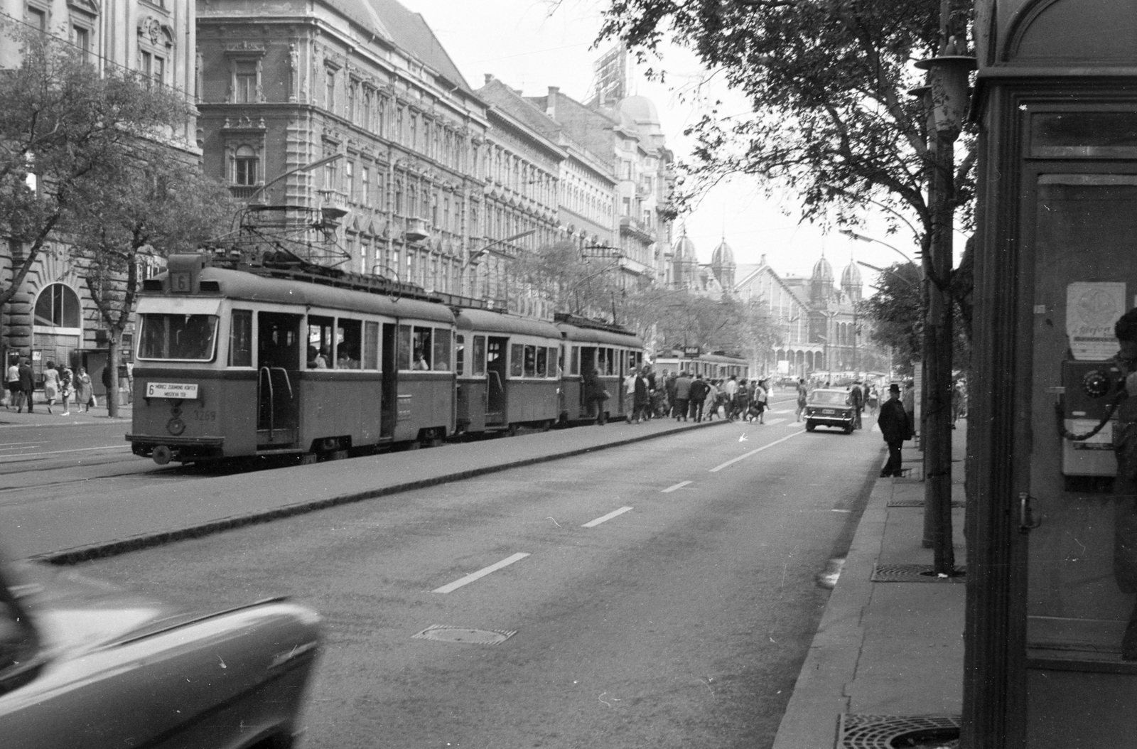 Hungary, Budapest XIII.,Budapest V.,Budapest VI., Szent István körút a Visegrádi utcai villamosmegállónál. Jobbra a Nyugati pályaudvar., 1973, Obetkó Miklós, Budapest, Fortepan #277465