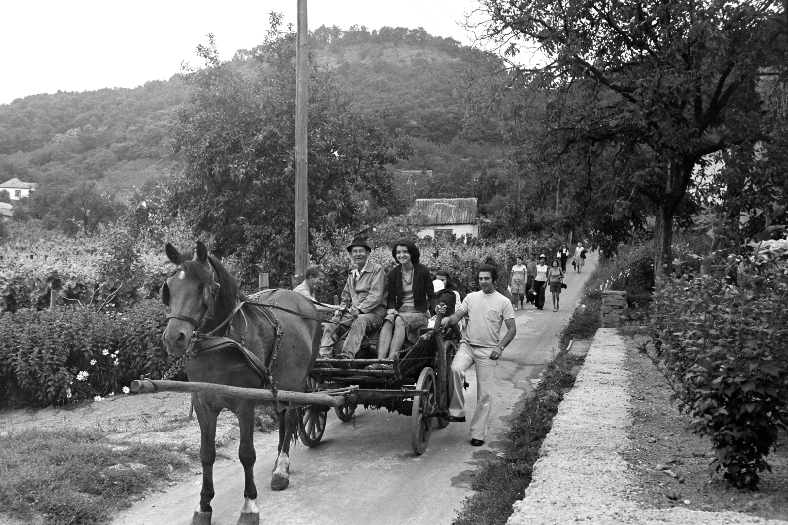 Hungary,Lake Balaton, Szigliget, Kamonkői utca, háttérben a Kamon-kő sziklái., 1972, Obetkó Miklós, Fortepan #277473