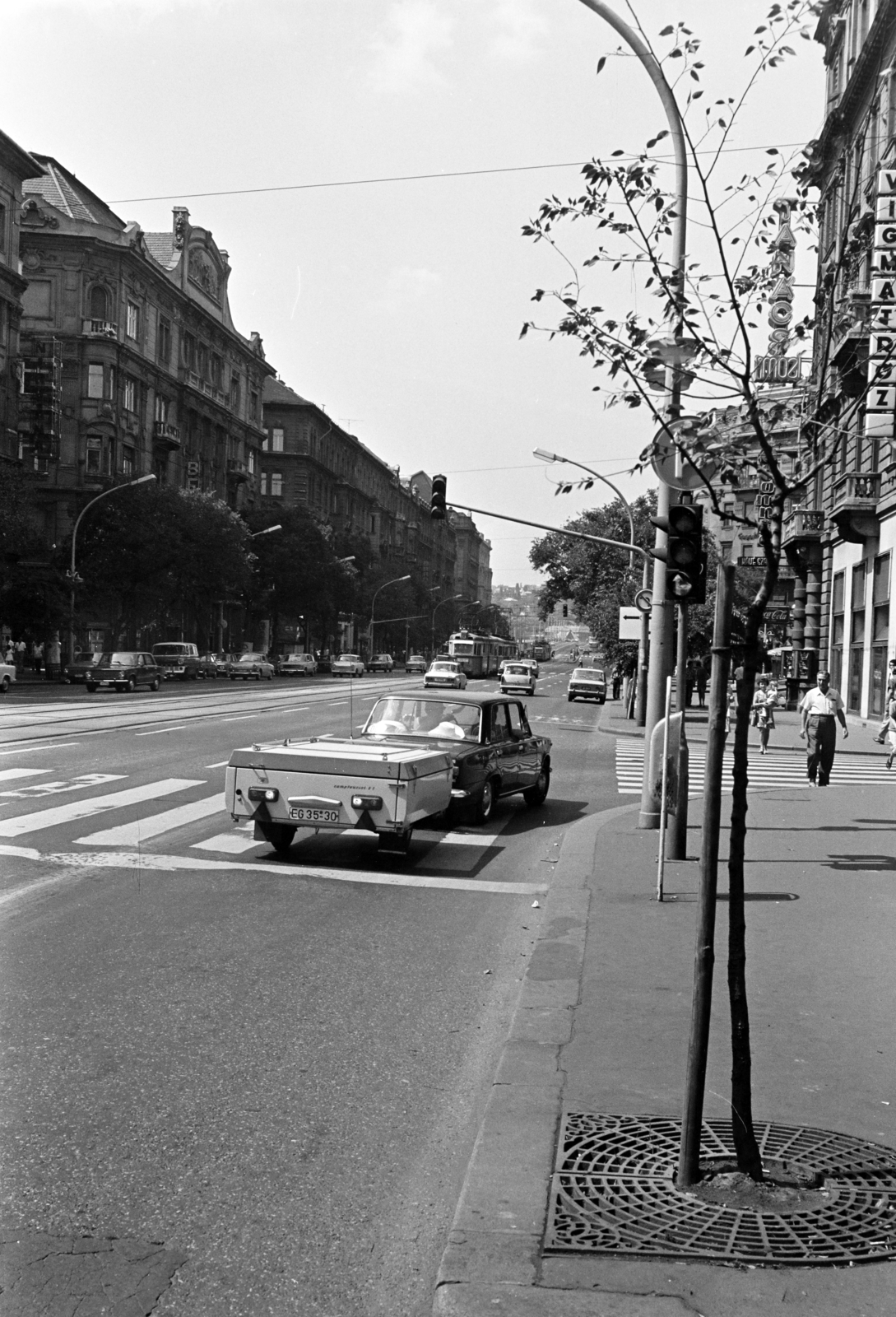 Magyarország, Budapest V.,Budapest XIII., Szent István körút a Margit híd felé nézve, jobbra a Hegedűs Gyula utca torkolata., 1977, Obetkó Miklós, Budapest, Fortepan #277475