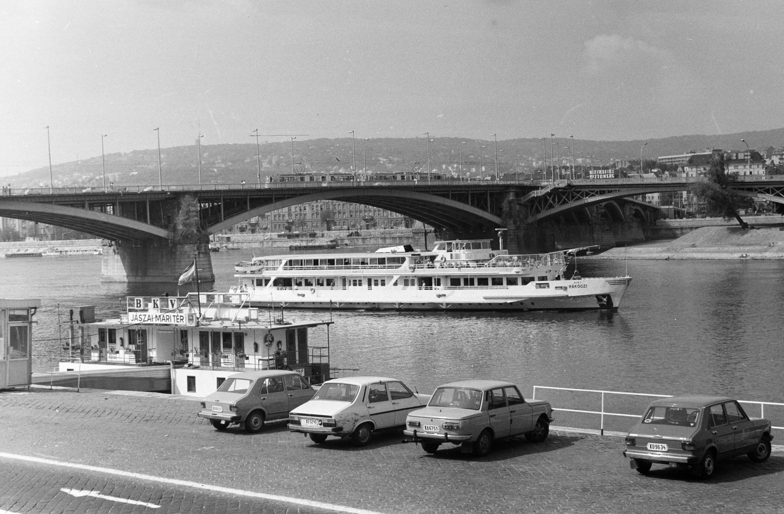 Hungary, Budapest XIII., pesti alsó rakpart, Jászai Mari téri hajóállomás, szemben a Margit híd., 1984, Obetkó Miklós, Budapest, Danube, car park, Zastava-brand, number plate, Dacia-brand, Wartburg-brand, Fortepan #277476