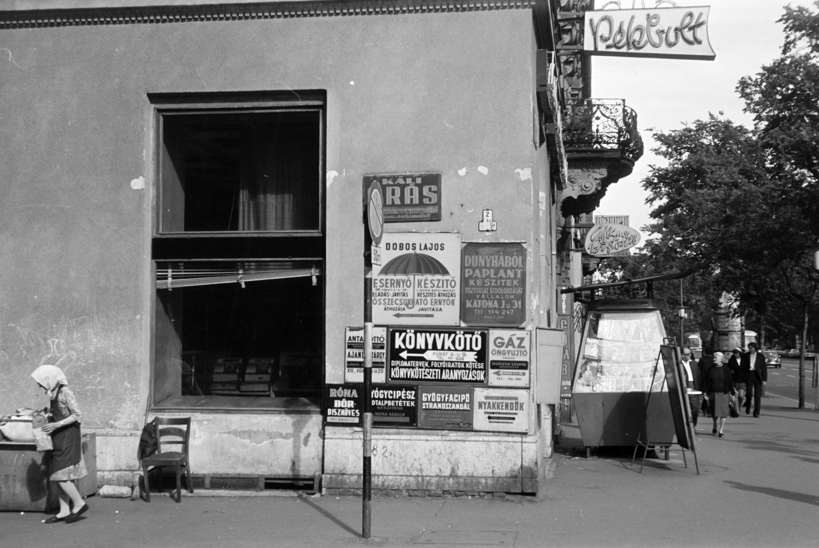 Hungary, Budapest XIII., Hollán Ernő (Fürst Sándor) utca, Pékbolt a Szent István körúti sarkon., 1971, Obetkó Miklós, sign-board, ad, newsstand, bakery, Budapest, enamel sign, Fortepan #277485