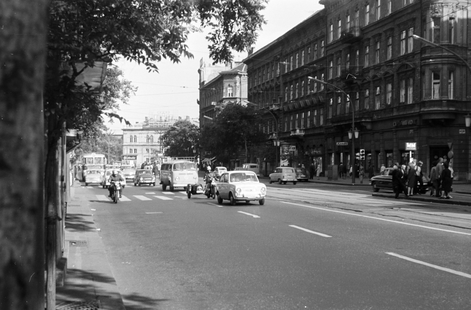 Hungary, Budapest XIII.,Budapest V.,Budapest VI., Szent István körút, szemben a Nagy Ignác utca - Bihari János utca - Nyugati (Marx) tér közötti épületek láthatók., 1973, Obetkó Miklós, Budapest, Fortepan #277486