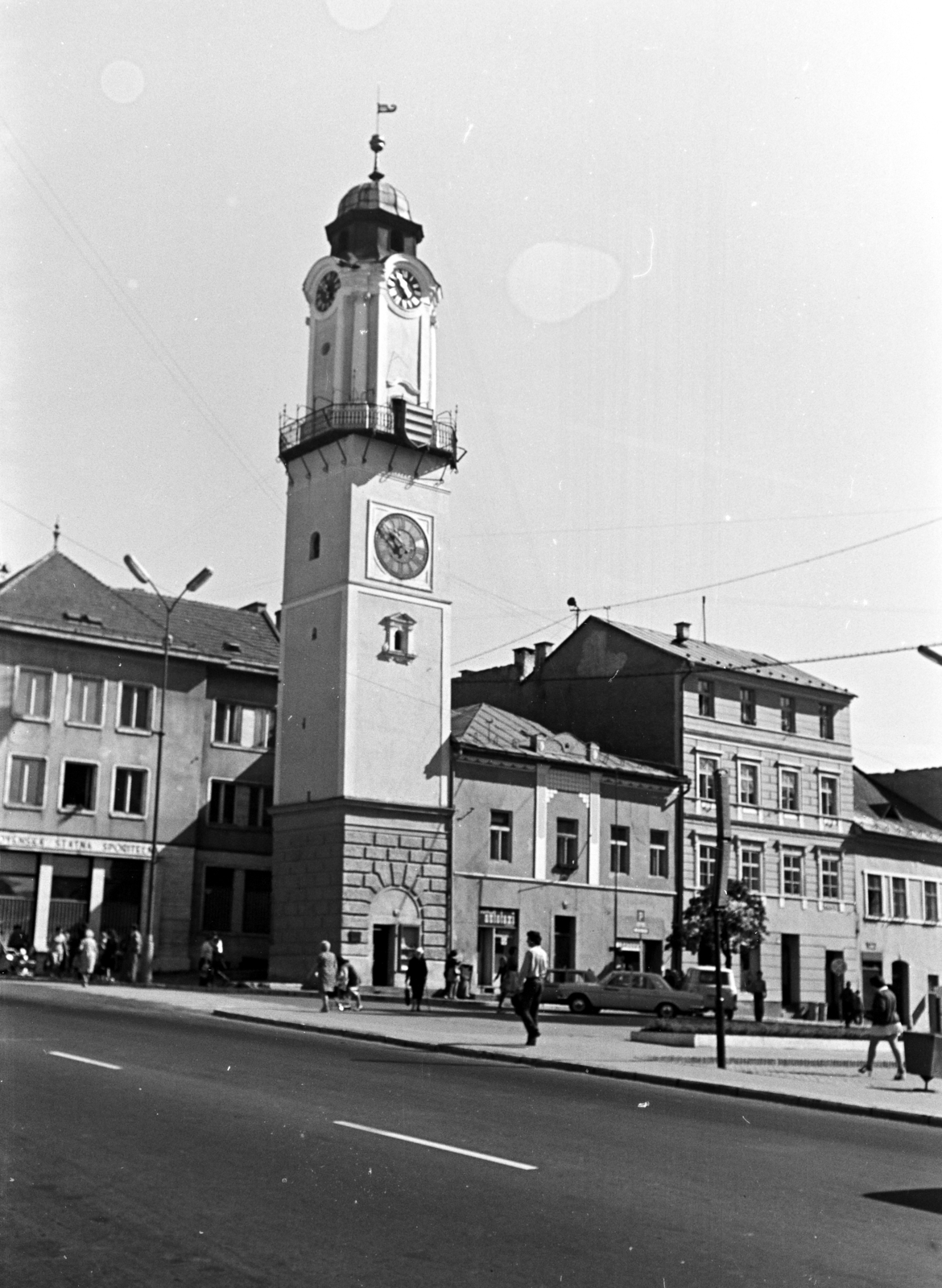 Slovakia, Banská Bystrica, Szlovák Nemzeti Felkelés (Slovenského národného povstania) tér (egykor IV. Béla király tér), szemben az Óratorony., 1979, Obetkó Miklós, Fortepan #277505