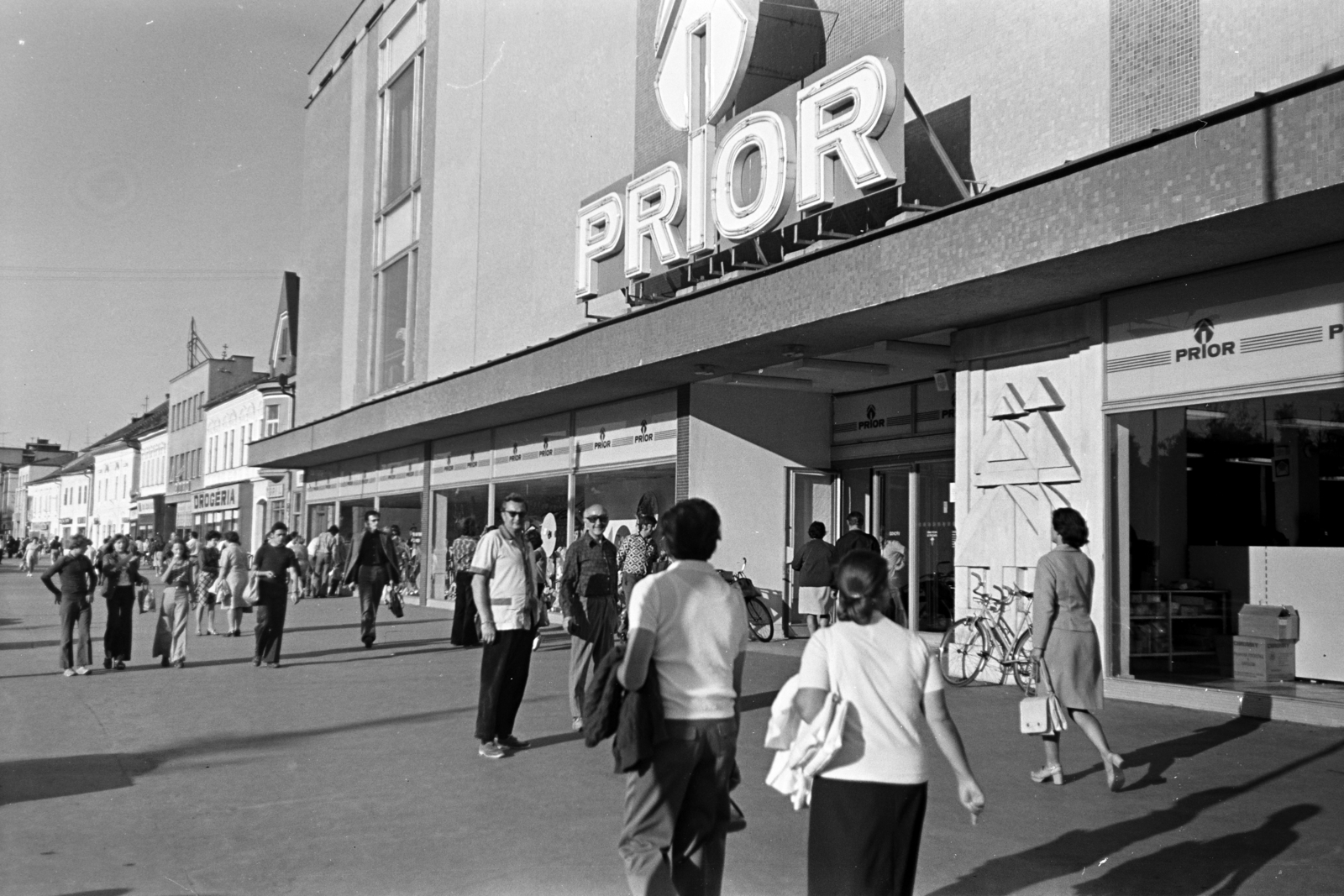 Szlovákia, Zólyom, Námestie SNP (Szlovák Nemzeti Felkelés tere), Prior áruház., 1979, Obetkó Miklós, Fortepan #277509