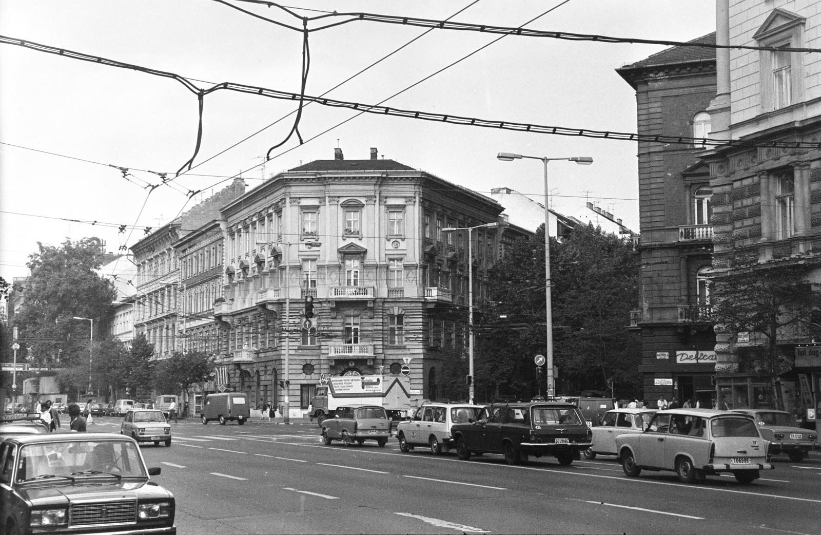 Hungary, Budapest VI., Bajcsy-Zsilinszky út a Podmaniczky (Rudas László) utca - Nagymező utca találkozásánál a Nyugati (Marx) tér felé nézve., 1986, Obetkó Miklós, number plate, Budapest, Fortepan #277561