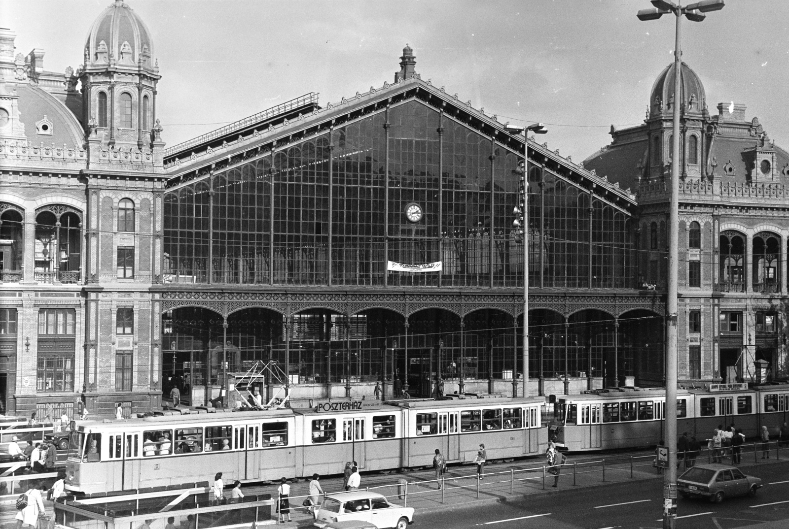 Magyarország, Budapest VI., Teréz (Lenin) körút, villamosmegálló a Nyugati pályaudvar előtt., 1986, Obetkó Miklós, villamos, pályaudvar, Budapest, Fortepan #277565