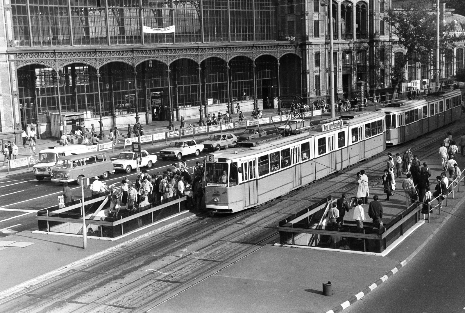 Hungary, Budapest VI., Teréz (Lenin) körút, villamosmegálló a Nyugati pályaudvar előtt., 1986, Obetkó Miklós, tram, train station, tram stop, mass, Budapest, Fortepan #277566