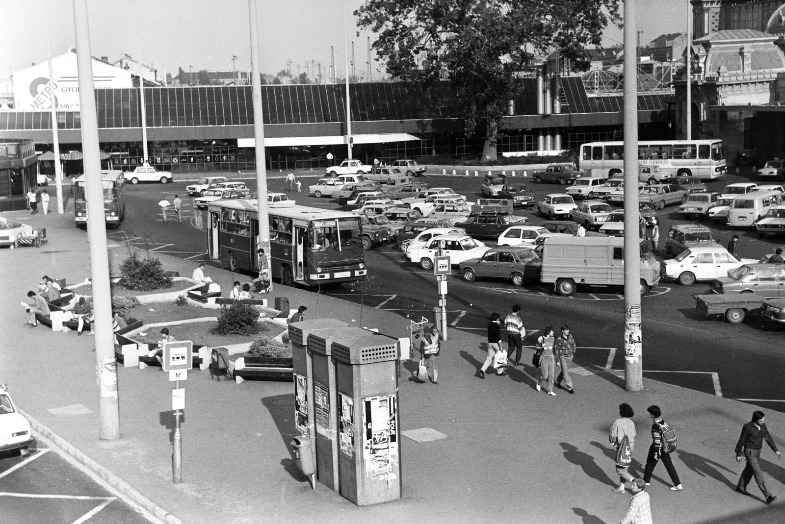 Magyarország, Budapest VI., autóbusz-végállomás és parkoló a Váci út és a Nyugati pályaudvar között., 1986, Obetkó Miklós, pályaudvar, Budapest, parkoló, Fortepan #277567