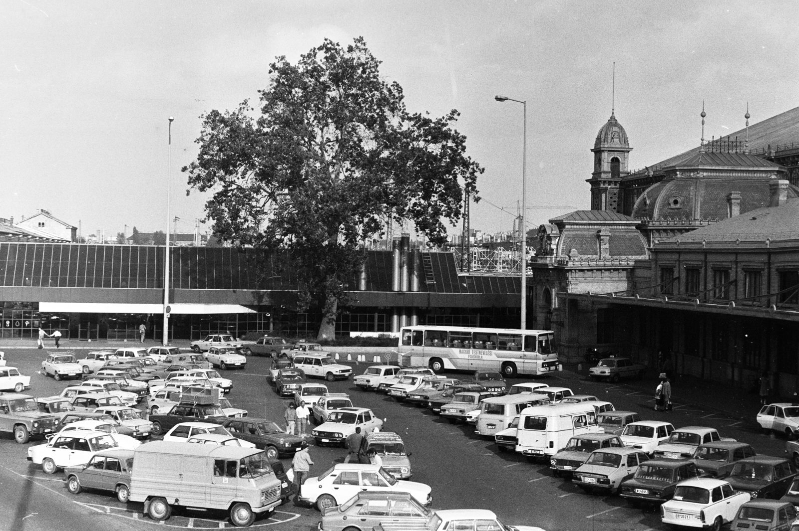 Magyarország, Budapest VI., parkoló a Váci út és a Nyugati pályaudvar között., 1986, Obetkó Miklós, pályaudvar, parkoló, Budapest, Fortepan #277568