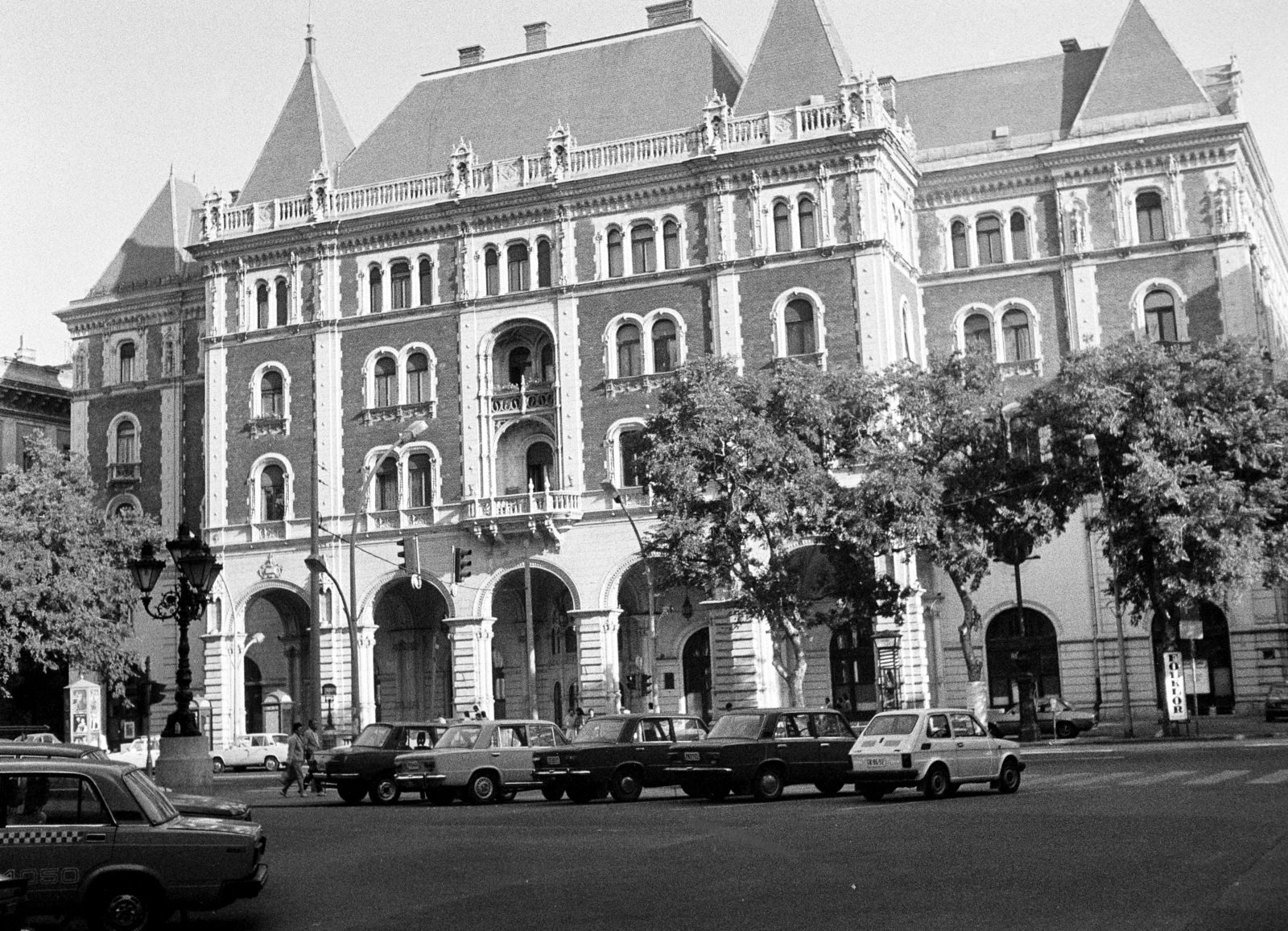 Magyarország, Budapest VI., Andrássy út (Népköztársaság útja), parkoló a Magyar Állami Operaház előtt, szemben az Állami Balett Intézet (Drechsler-palota) épülete., 1986, Obetkó Miklós, Budapest, parkoló, Fortepan #277575