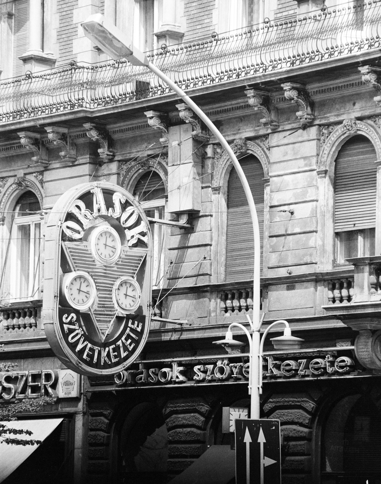 Hungary, Budapest VI., Teréz körút, Órások Szövetkezete a 7. (Lenin körút 61.) számú házban., 1986, Obetkó Miklós, clockmaker, watch, neon sign, neon sign, Budapest, Fortepan #277582