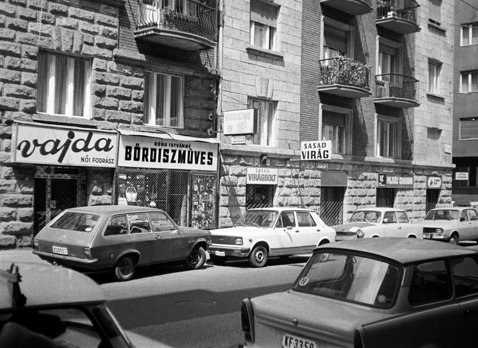 Hungary, Budapest XIII., Hollán Ernő (Fürst Sándor) utca, balra a 12-es számú ház, jobbra a Katona József utca sarkán álló ház látható., 1985, Obetkó Miklós, leather goods, number plate, Budapest, Fortepan #277599