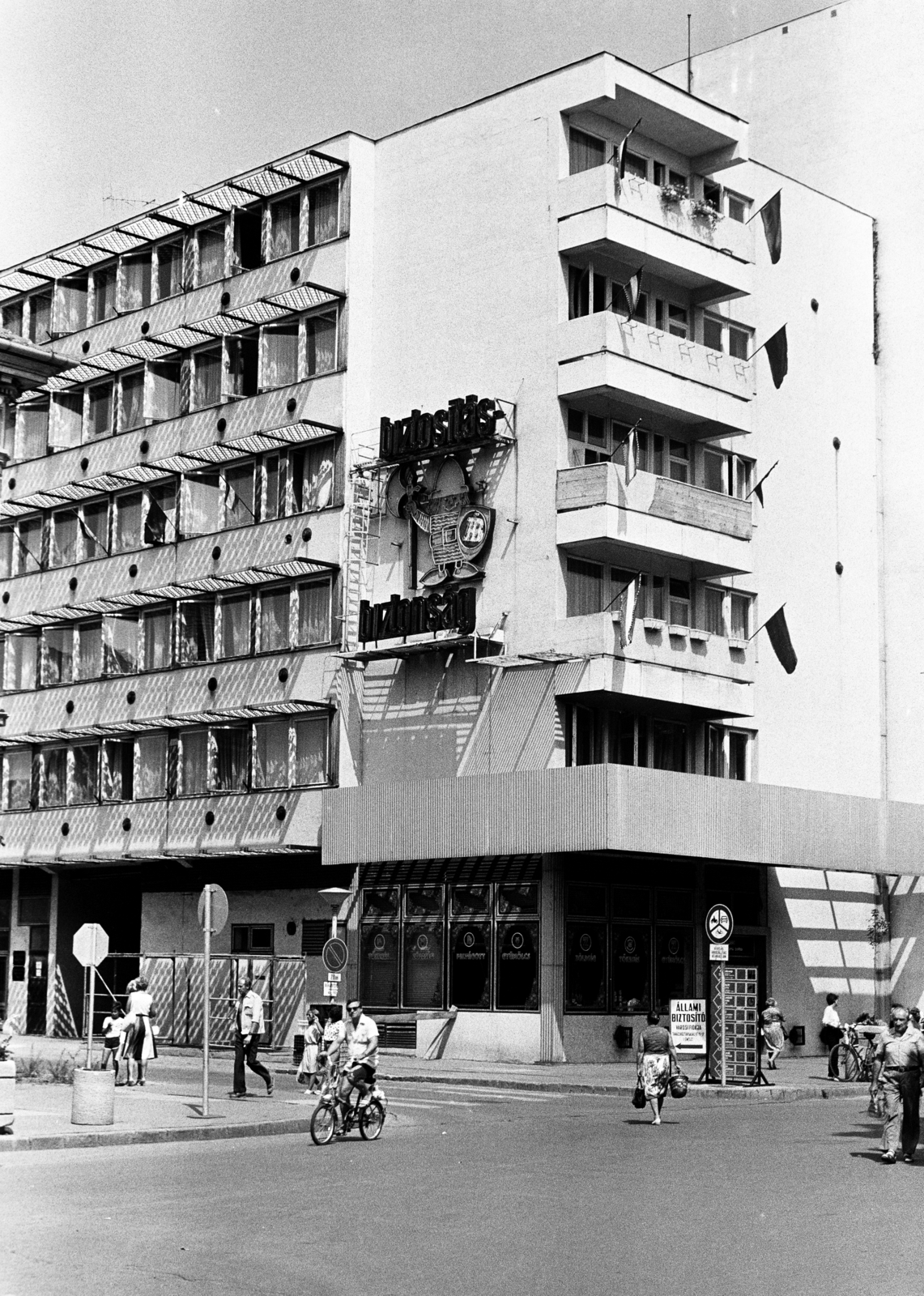 Magyarország, Békéscsaba, Andrássy út (Tanácsköztársaság útja), szemben a Kinizsi utca torkolatánál álló ház látható., 1979, Obetkó Miklós, kerékpár, reklám, biztosító, Fortepan #277610