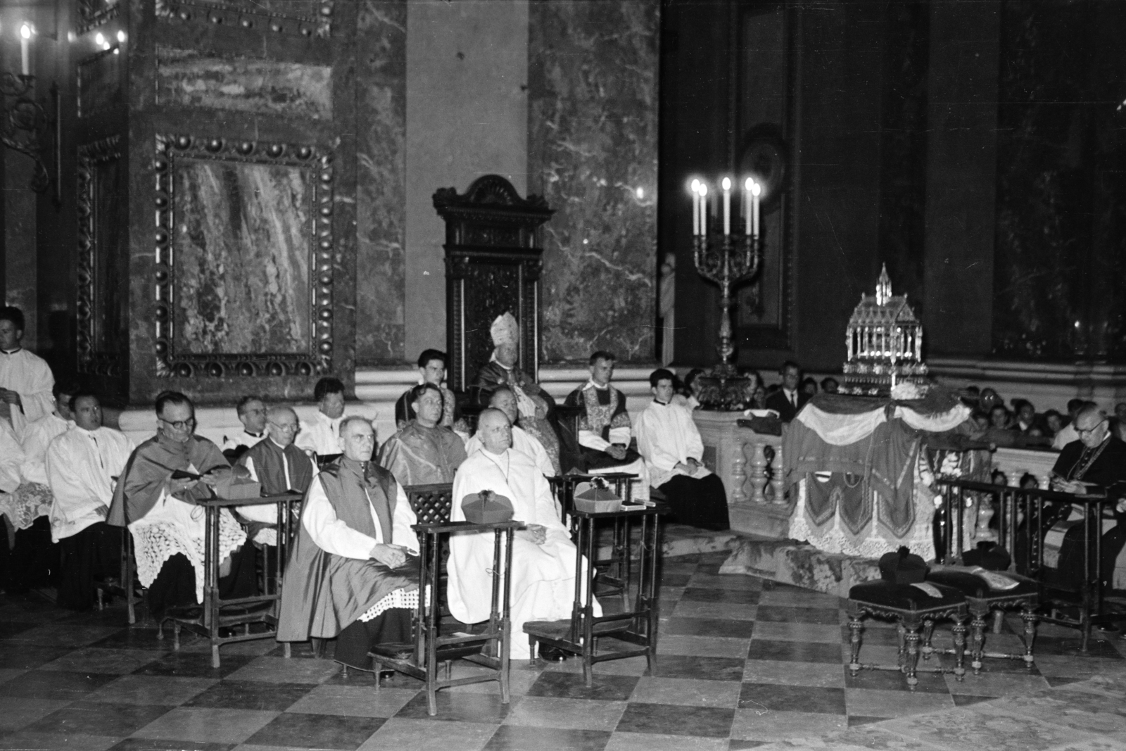 Magyarország, Budapest V., Szent István tér, Szent István-bazilika, az ereklyetartóban a Szent Jobb., 1962, Hámori Gyula, Budapest, Fortepan #277627