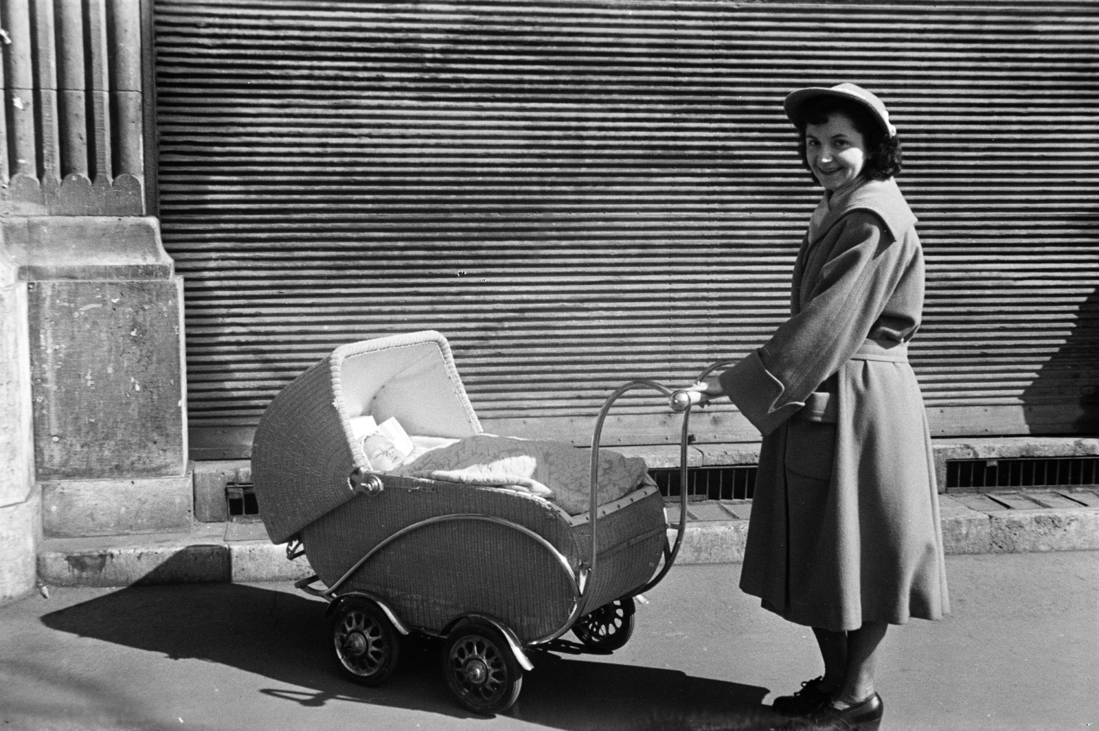 1954, Hámori Gyula, baby carriage, mother, shutter, Fortepan #277632