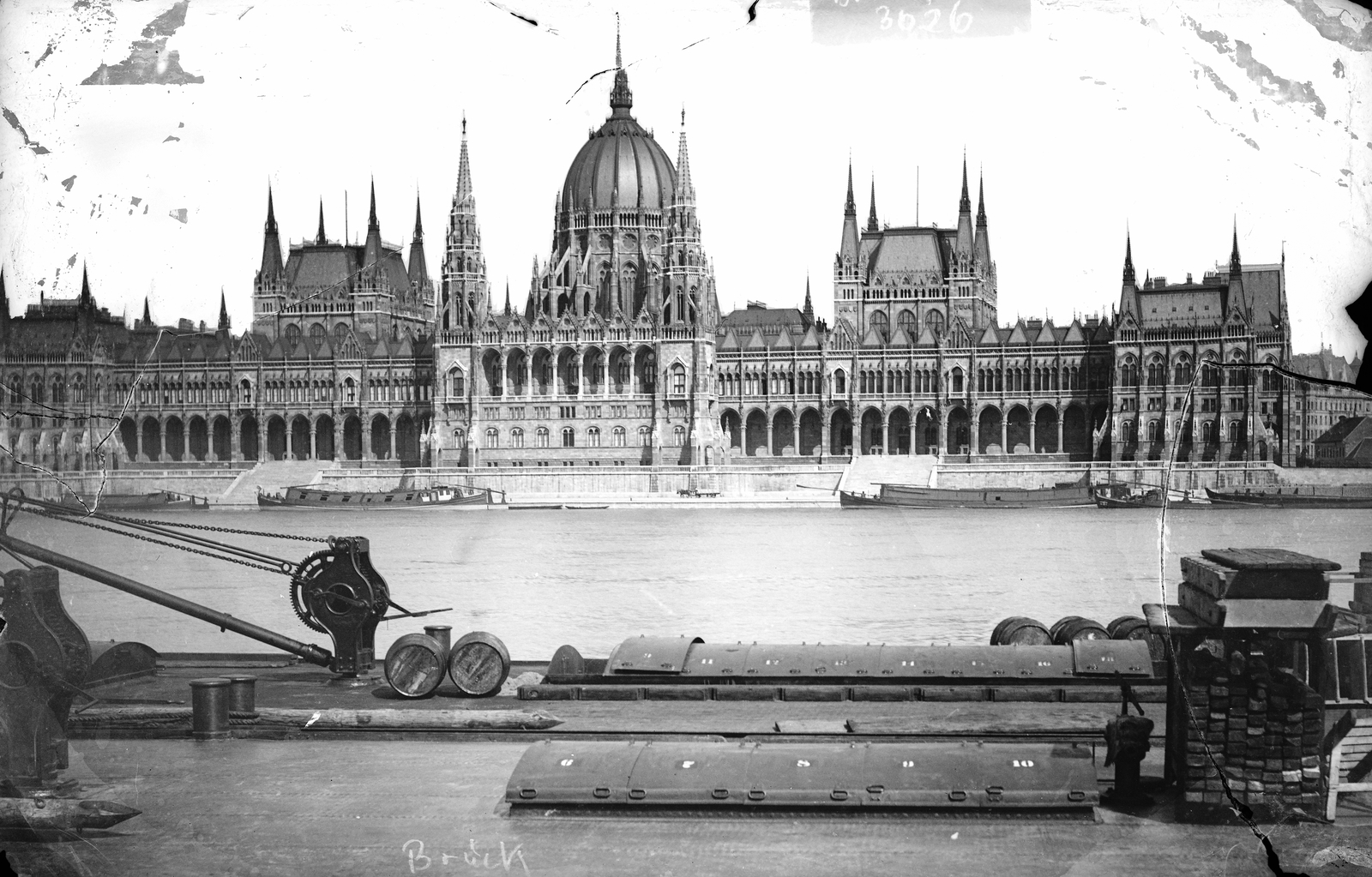 Hungary, Budapest I.,Budapest V., uszályok a Bem rakpart mellett, a Duna túlpartján a Parlament., 1903, Deutsche Fotothek / Brück und Sohn, Best of, barrel, mooring bollard, ship, Neo-Gothic-style, parliament, Budapest, Fortepan #277640