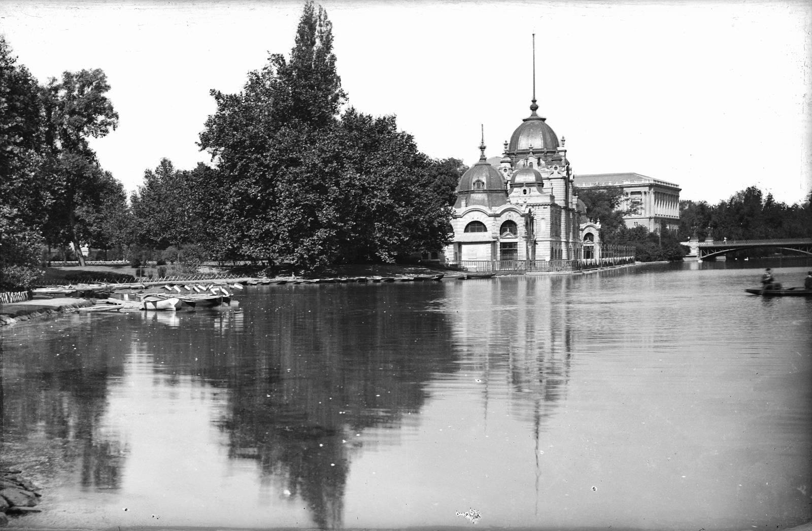 Hungary, Budapest XIV., Városligeti-tó, a Műjégpálya épülete mögött a Szépművészeti Múzeum látható., 1903, Deutsche Fotothek / Brück und Sohn, reflection, lake, Budapest, Fortepan #277643