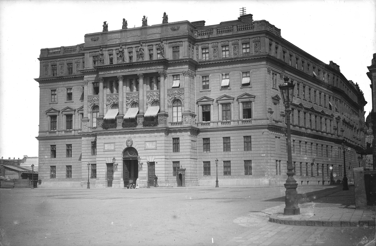 Magyarország, budai Vár, Budapest I., Szent György tér, Honvédelmi Minisztérium., 1903, Deutsche Fotothek / Brück und Sohn, középület, épületdísz, épületszobor, Budapest, Fortepan #277645