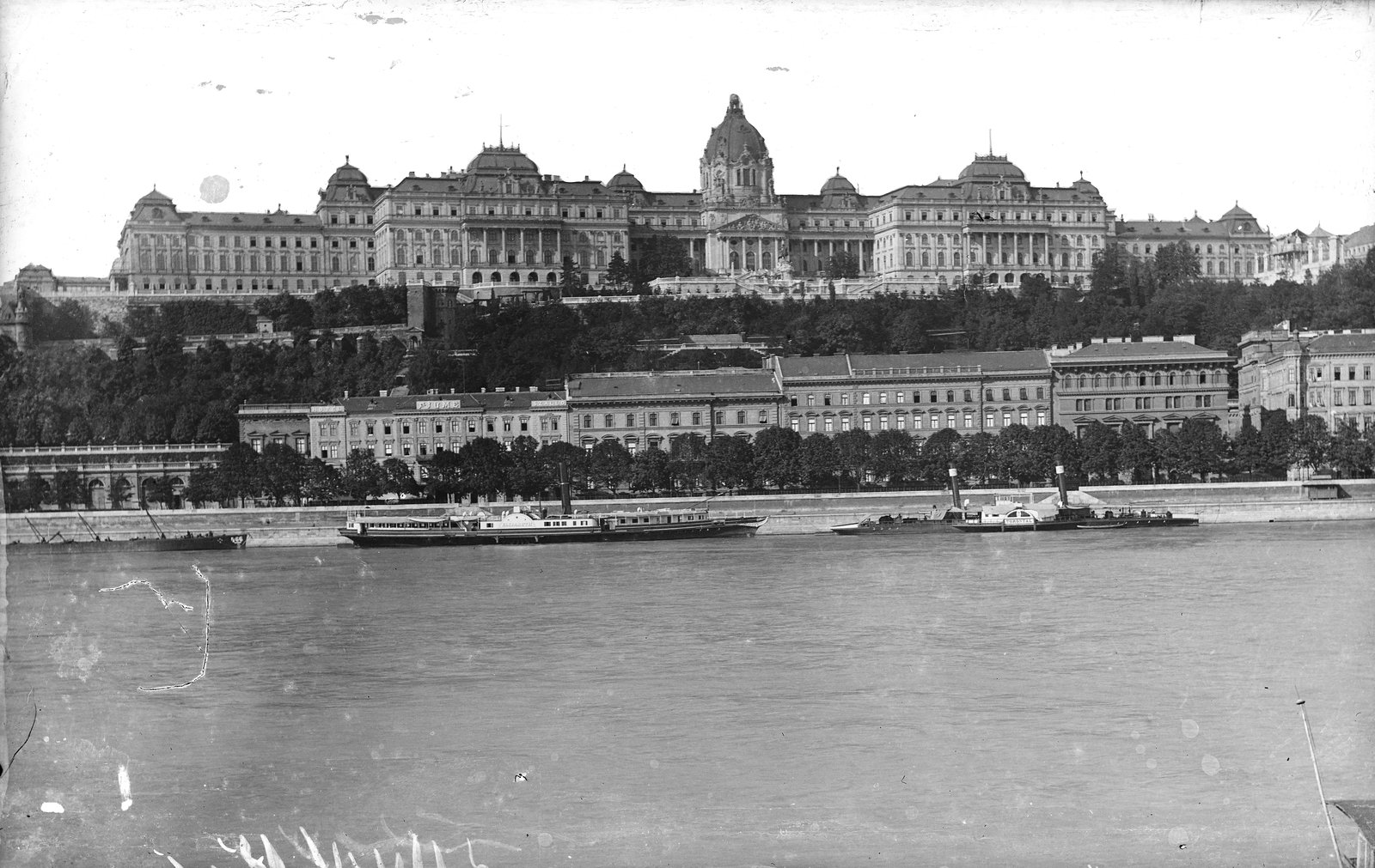 Hungary, Budapest I., a Királyi Palota (később Budavári Palota) és a Várkert rakpart házsora a pesti oldal felől nézve., 1903, Deutsche Fotothek / Brück und Sohn, picture, palace, ship, steamboat, Kralj Petar I./Elisabeth-ship, Kralj Kresimir/Torontál-ship, Budapest, Fortepan #277648