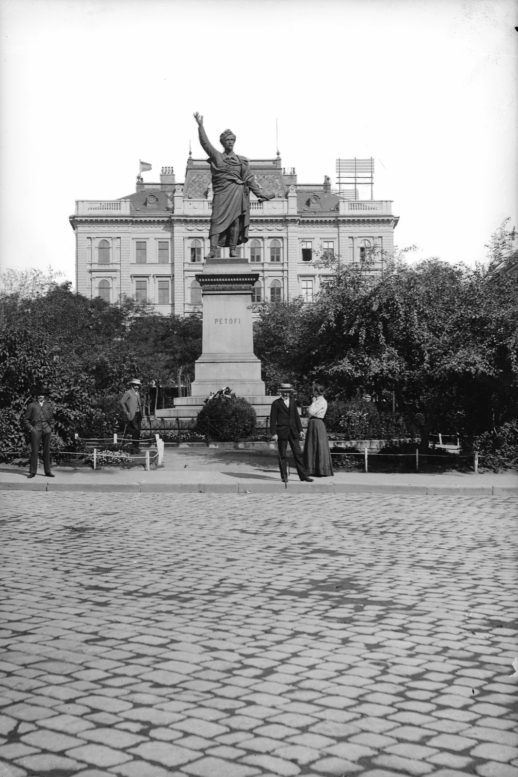 Hungary, Budapest V., Petőfi tér, Petőfi Sándor szobra (Huszár Andor, 1882.), háttérben a Hotel Bristol déli homlokzata., 1903, Deutsche Fotothek / Brück und Sohn, Best of, sculpture, Petőfi-portrayal, Budapest, Fortepan #277650