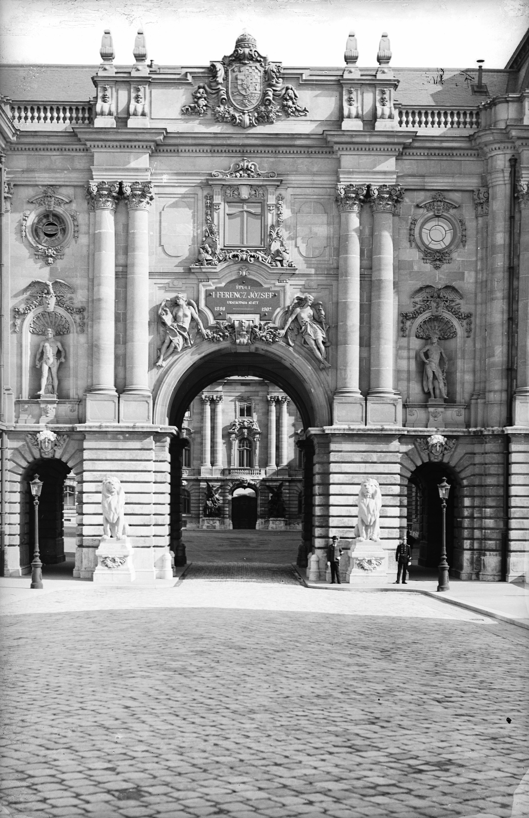 Magyarország, budai Vár, Budapest I., Királyi Palota (később Budavári Palota), Oroszlános kapu, háttérben a Nagy udvar., 1903, Deutsche Fotothek / Brück und Sohn, kőoroszlán, címer, boltív, épületdísz, palota, épületszobor, szoborfülke, dátum felirat, Budapest, Fortepan #277651