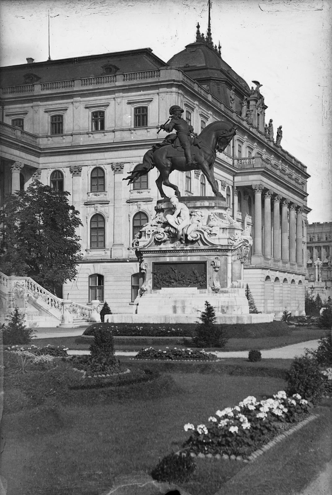 Hungary, Budapest I., Savoyai terasz, Savoyai Jenő lovasszobra (Róna József, 1899.) a Királyi Palota (később Budavári Palota) előtt.., 1903, Deutsche Fotothek / Brück und Sohn, horse sculpture, relief, Prince Eugene of Savoy-portrayal, Budapest, Fortepan #277653