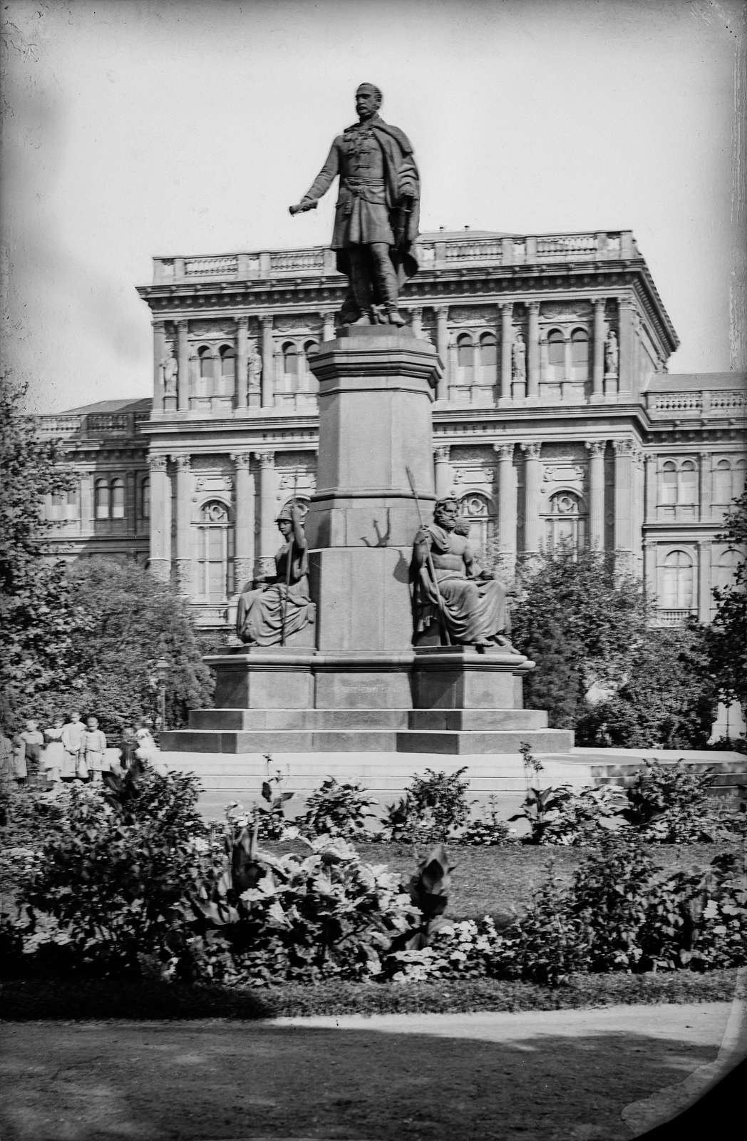 Hungary, Budapest V., Széchenyi István (Ferenc József) tér, Széchenyi István szobra (Engel József, 1880.), háttérben a Magyar Tudományos Akadémia., 1903, Deutsche Fotothek / Brück und Sohn, sculpture, István Széchenyi-portrayal, Budapest, Fortepan #277655