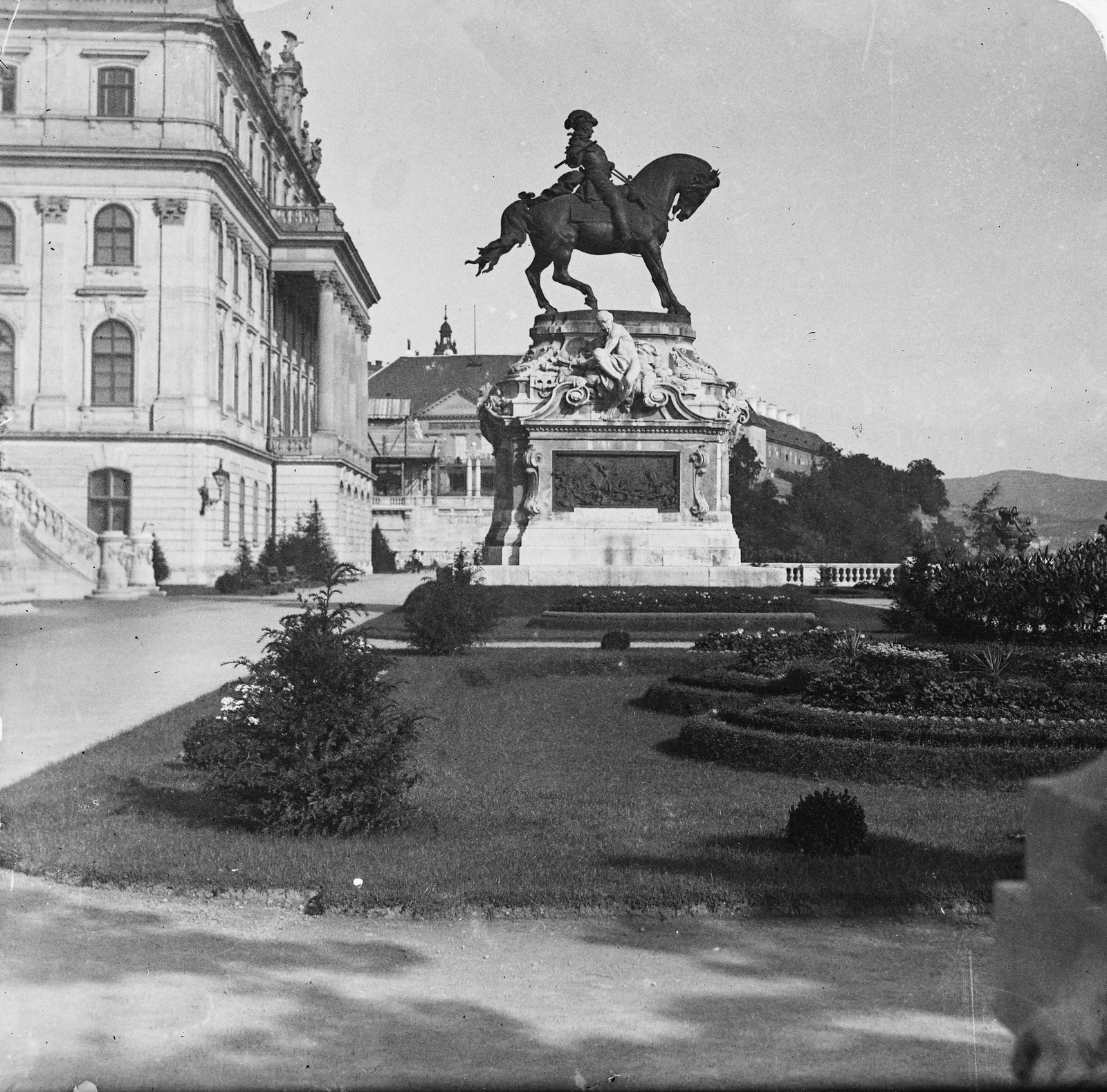 Hungary, Budapest I., Savoyai terasz, Savoyai Jenő lovasszobra (Róna József, 1899.) a Királyi Palota (később Budavári Palota) előtt. Háttérben a Sándor-palota., 1903, Deutsche Fotothek / Brück und Sohn, horse sculpture, relief, Prince Eugene of Savoy-portrayal, Budapest, Fortepan #277658