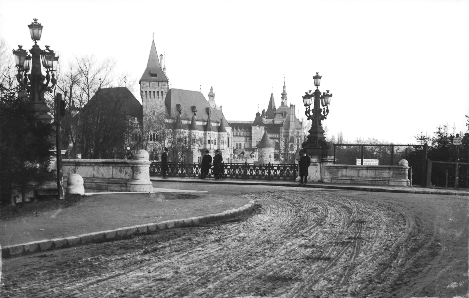 Magyarország, Városliget, Budapest XIV., a Városligeti-tó feletti híd hátterében a Vajdahunyad vára., 1903, Deutsche Fotothek / Brück und Sohn, korlát, gázlámpa, Alpár Ignác-terv, sár, torony, Budapest, Fortepan #277662