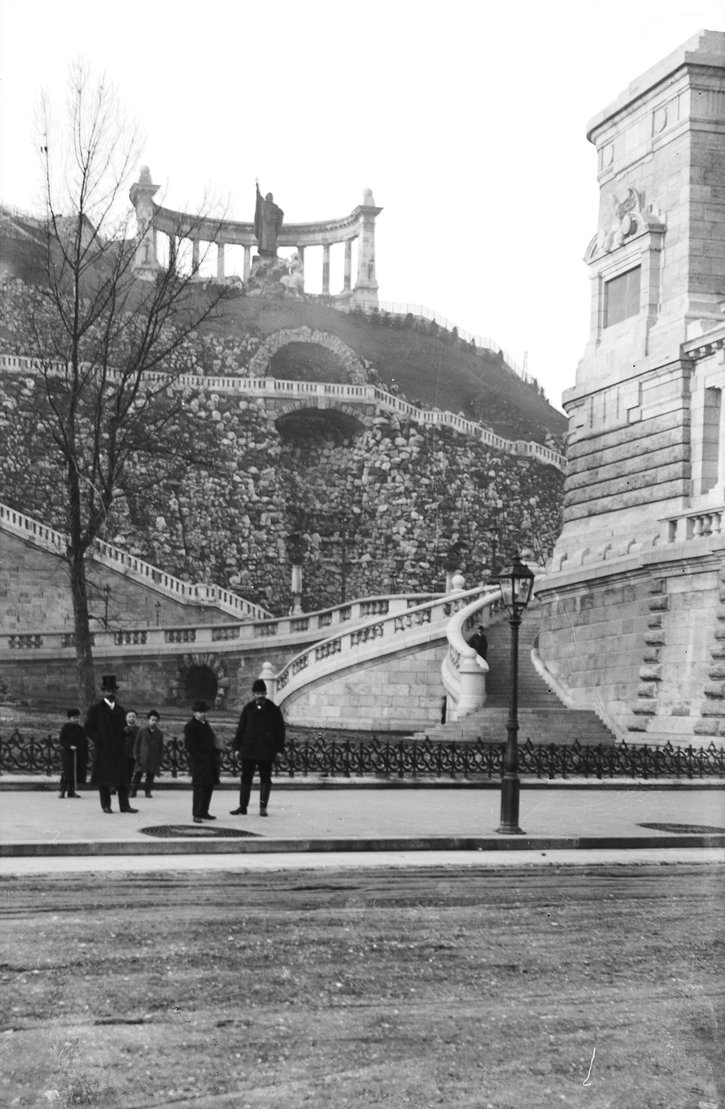 Hungary, Budapest I., Erzsébet híd budai hídfő, Szent Gellért szobor és lépcső felé nézve., 1903, Deutsche Fotothek / Brück und Sohn, railing, Mór Kallina-design, Saint Gerard-portrayal, Budapest, pedestrian, Fortepan #277663