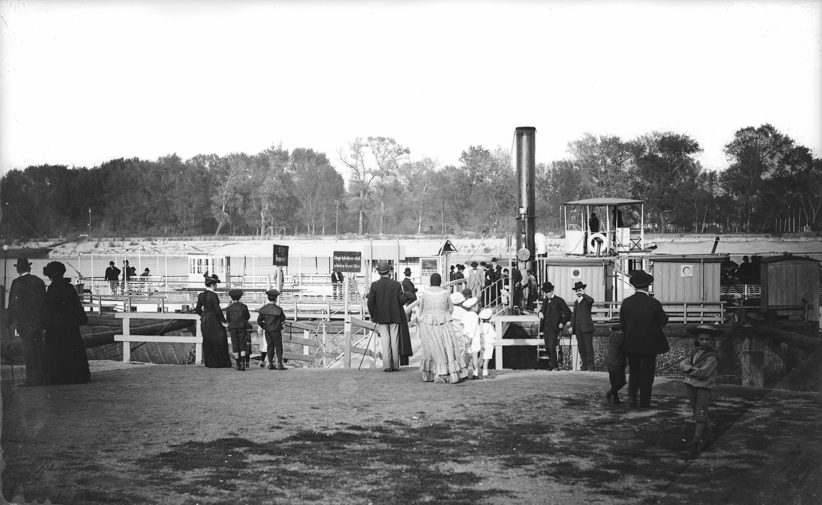 Hungary, Budapest II., Gőzhajó állomás a Császár fürdő előtt, a Duna túlpartján a Margit-sziget., 1903, Deutsche Fotothek / Brück und Sohn, waiting, steamboat, boat trip, walking bridge, passenger, ship, Budapest, Fortepan #277665