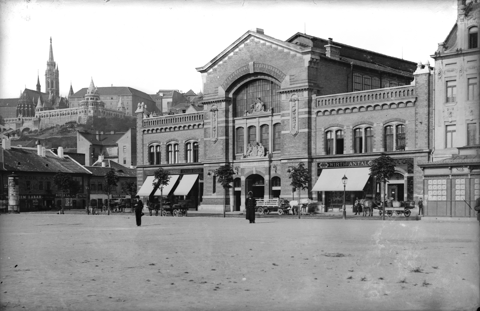 Magyarország, Budapest I., a Batthyány téri vásárcsarnok, balra fent a Halászbástya és a Mátyás-templom., 1903, Deutsche Fotothek / Brück und Sohn, Best of, fogat, árnyékoló, vásárcsarnok, rendőr, Klunzinger Pál-terv, Budapest, Fortepan #277673