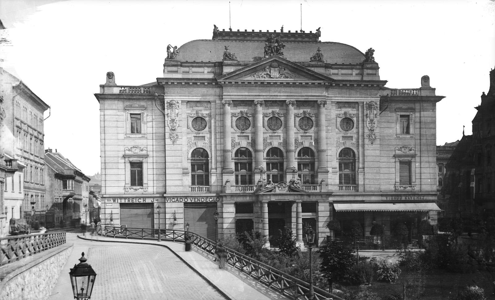 Magyarország, Budapest I., Corvin tér, Budai Vigadó., 1903, Deutsche Fotothek / Brück und Sohn, korlát, címer, középület, árnyékoló, épületdísz, épületszobor, kávéház, vendéglő, Budapest, Fortepan #277674