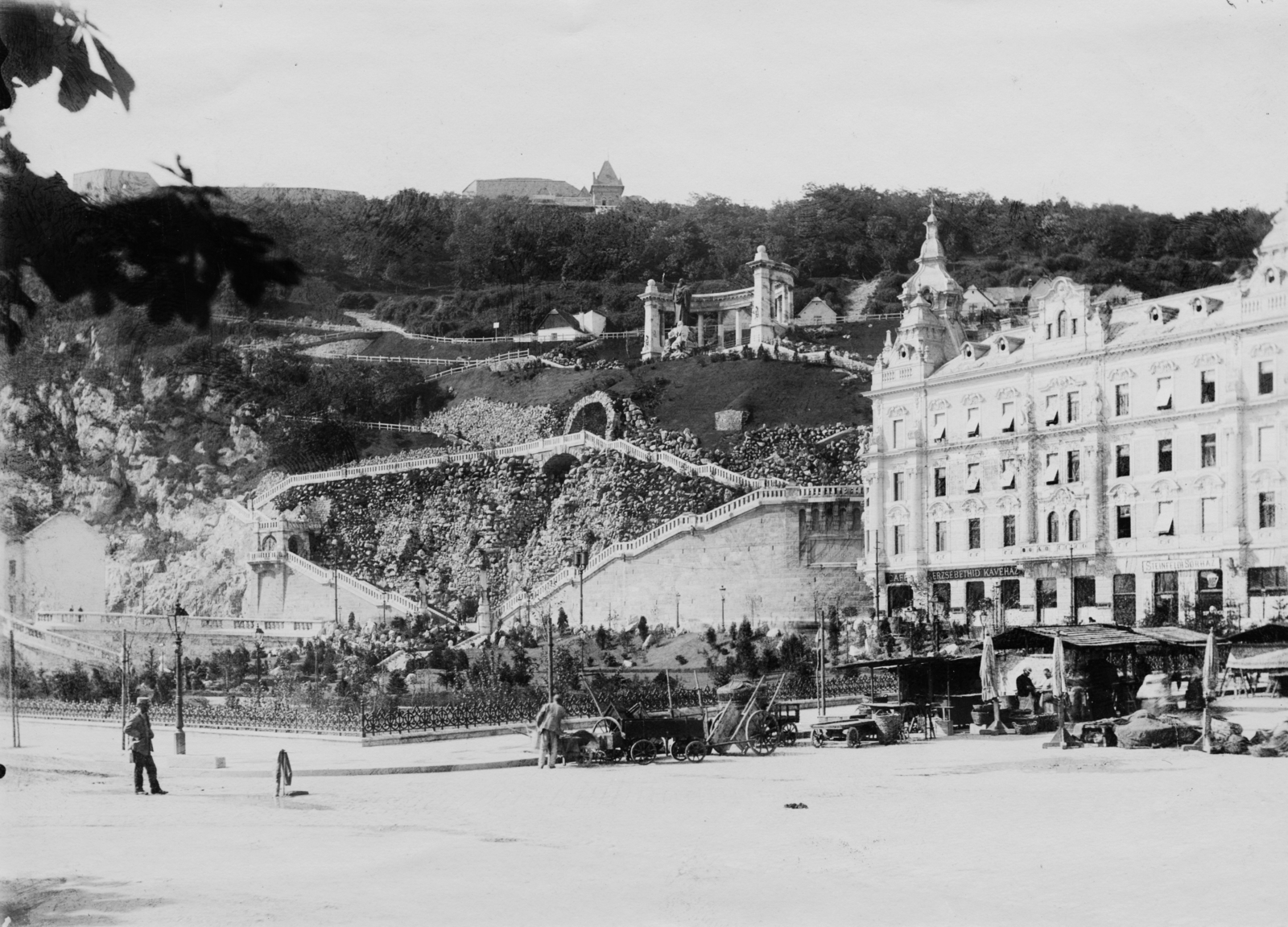 Magyarország, Budapest I., Döbrentei tér, fenn a Gellért-hegyen a Citadella, szemben a Szent Gellért szobor és lépcső. Jobbra a Geist-bérpalota és földszintjén az Erzsébethíd kévéház., 1904, Deutsche Fotothek / Brück und Sohn, lépcsősor, Árkay Aladár-terv, Kallina Mór-terv, kávéház, hegyoldal, árus, kordé, Budapest, Fortepan #277678