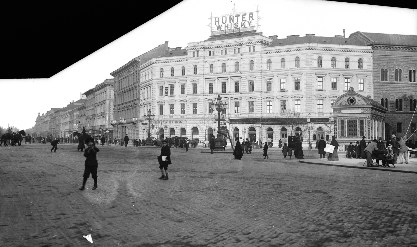 Magyarország, Budapest VI., Oktogon, balra az Andrássy út Hősök tere felé vezető szakasza, jobbra a Teréz körút., 1904, Deutsche Fotothek / Brück und Sohn, gázlámpa, pavilon, életkép, földalatti, létra, postahivatal, lovasrendőr, reklám, Budapest, Fortepan #277680