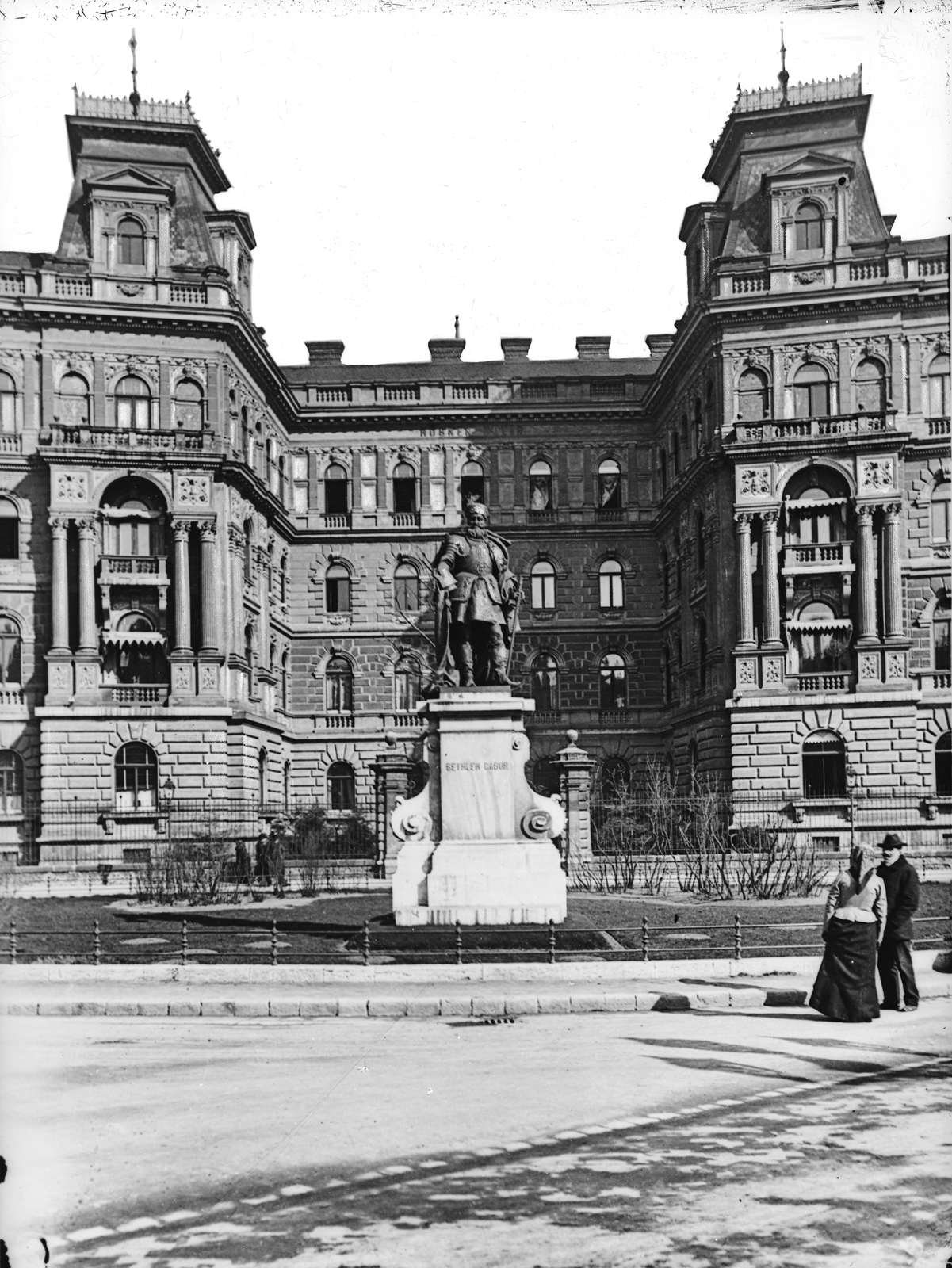 Magyarország, Budapest VI., Kodály körönd (Körönd), szemben Bethlen Gábor szobra (ifjabb Vastagh György, 1902.), 1948-ban áthelyezték a Hősök terén álló Millenniumi Emlékműbe., 1904, Deutsche Fotothek / Brück und Sohn, szobor, épületdísz, Bethlen Gábor-ábrázolás, Budapest, Fortepan #277683