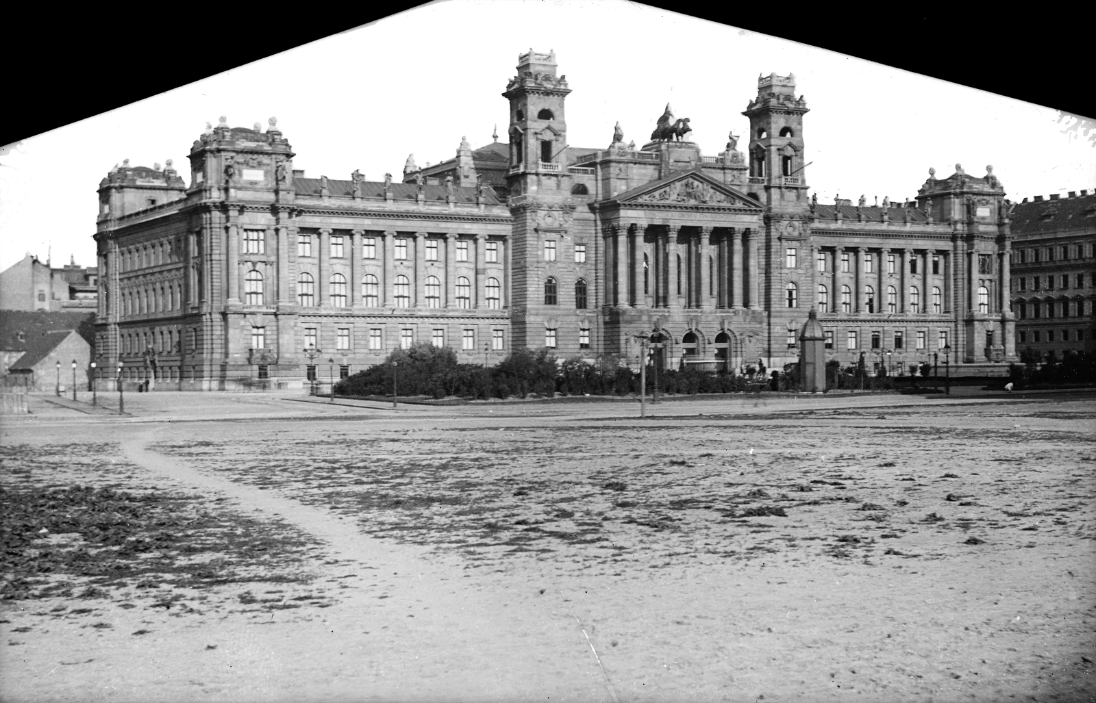 Hungary, Budapest V., Kossuth Lajos (Országház) tér, Igazságügyi Palota (ekkor Magyar Királyi Kúria és Ítélőtábla) épülettömbje a Szalay utca és az Alkotmány utca között. Jobbra a Földművelésügyi Minisztérium épülete., 1904, Deutsche Fotothek / Brück und Sohn, public building, architectural ornament, eclectic architecture, Alajos Hauszmann-design, Sándor Fellner-design, vent, Budapest, Fortepan #277694