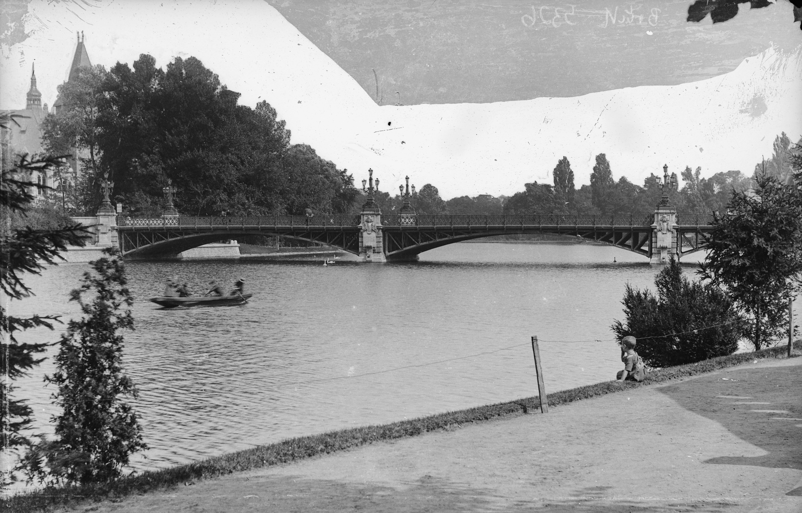Magyarország, Budapest. Brücke über den Teich und Burg Vajdahunyad (Bau zur Millenniumsausstellung 1896 und Umbau 1901-1907; Ignác Alpár) im Stadtwäldchen, 1904, Deutsche Fotothek / Brück und Sohn, híd, tó, Fortepan #277699
