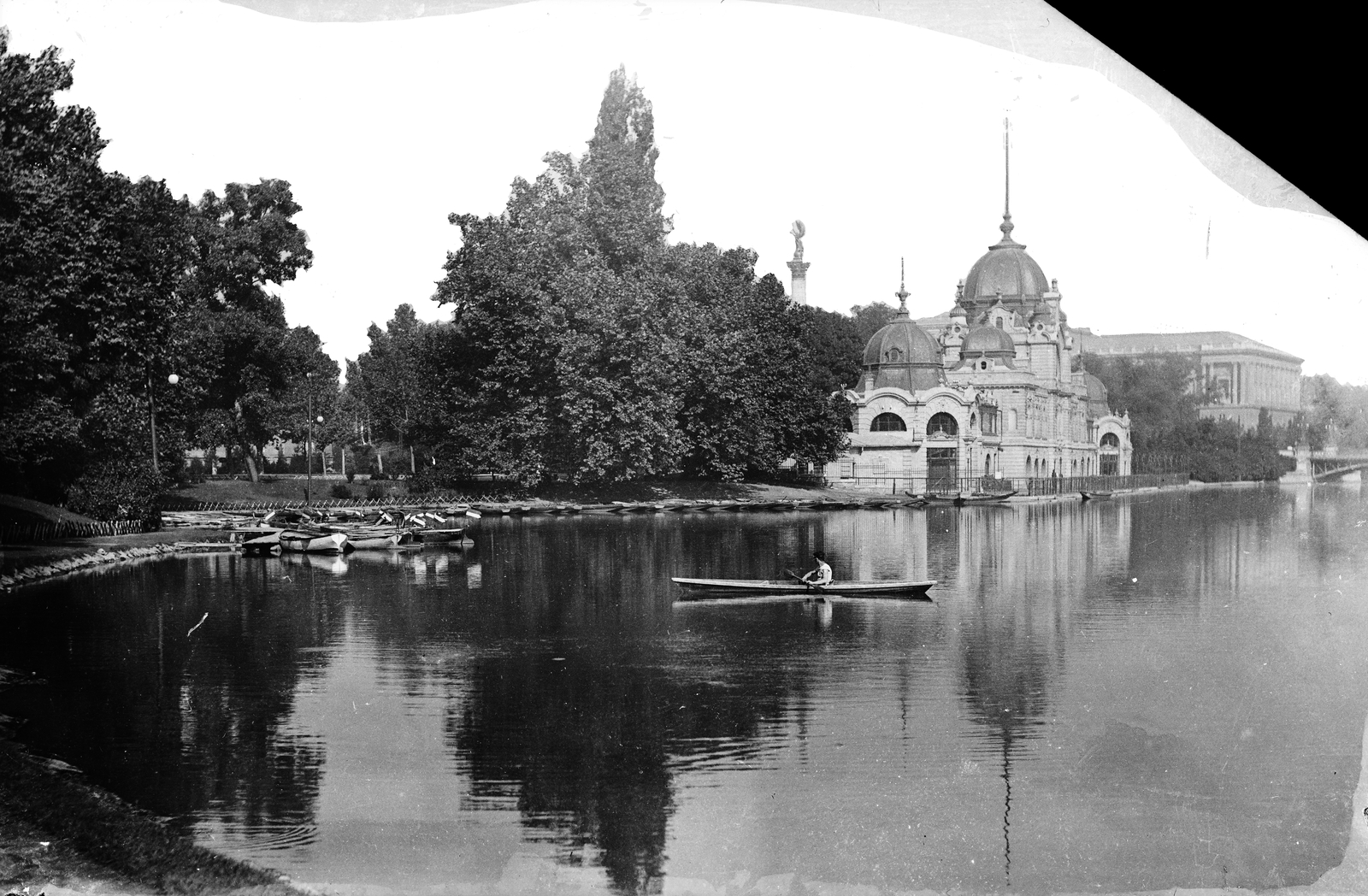 Hungary, Budapest. Stadtwäldchenteich mit Sportpavillon (Eislaufplatz) und Ruderer, 1904, Deutsche Fotothek / Brück und Sohn, lake, boat, Fortepan #277713