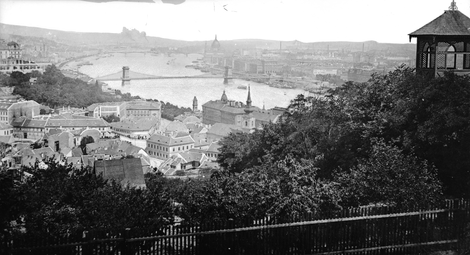 Magyarország, Gellérthegy, Budapest I., kilátás a Tabán és a Széchenyi Lánchíd felé., 1904, Deutsche Fotothek / Brück und Sohn, látkép, háztető, William Tierney Clark-terv, függőhíd, Budapest, Fortepan #277721