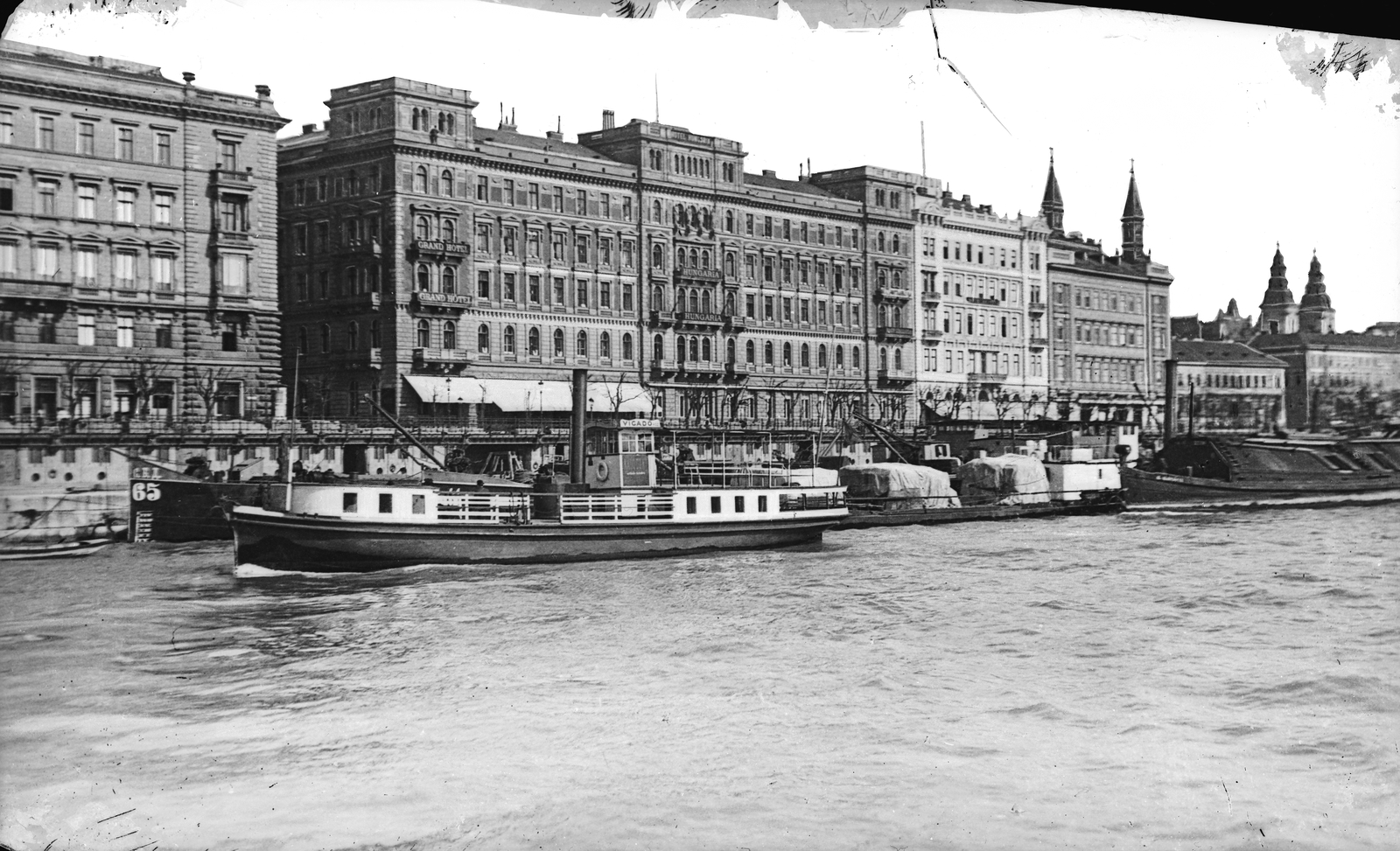 Magyarország, Budapest V., a Dunakorzó, a szállodasor a Dunától nézve, középen a Grand Hotel Hungária., 1905, Deutsche Fotothek / Brück und Sohn, szálloda, Szkalnitzky Antal-terv, hajó, daru, uszály, gőzhajó, Budapest, Fortepan #277727