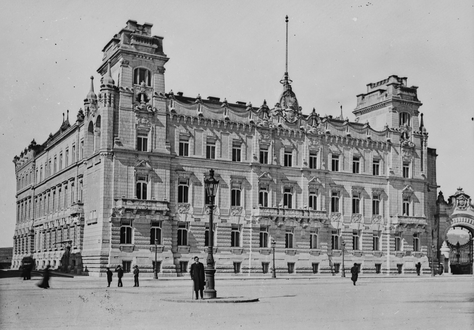 Magyarország, budai Vár, Budapest I., Szent György tér, szemben a József főhercegi palota, balra a Lovarda utca., 1905, Deutsche Fotothek / Brück und Sohn, gázlámpa, palota, Korb Flóris-terv, Giergl Kálmán-terv, Budapest, Fortepan #277732