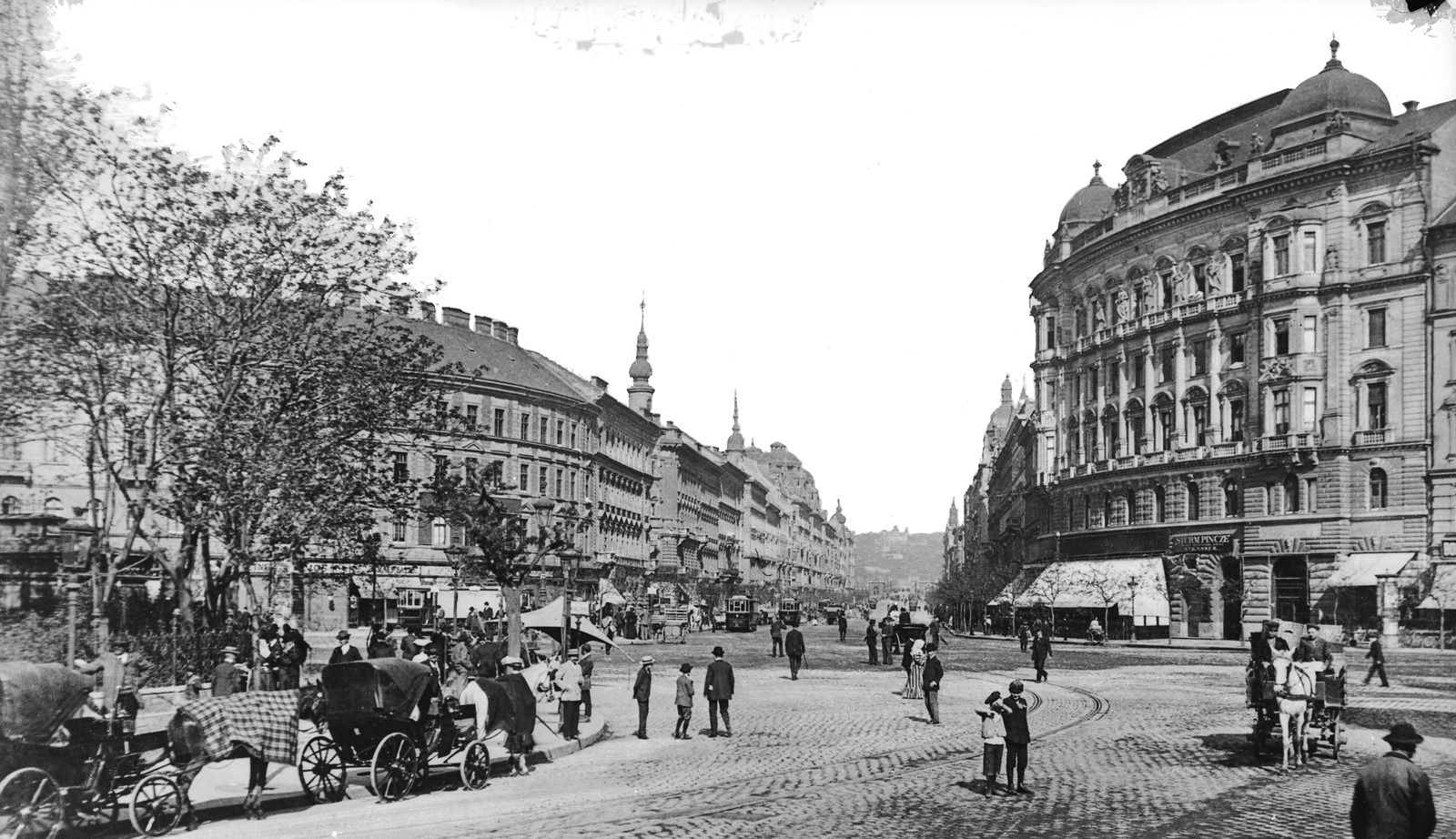 Magyarország, Budapest V.,Budapest VI.,Budapest XIII., Nyugati tér, szemben a Szent István (Lipót) körút a Margit híd felé nézve., 1905, Deutsche Fotothek / Brück und Sohn, lovaskocsi, utcakép, villamos, árnyékoló, épületdísz, járókelő, lópokróc, konflis, fiúk, életkép, Budapest, Fortepan #277737