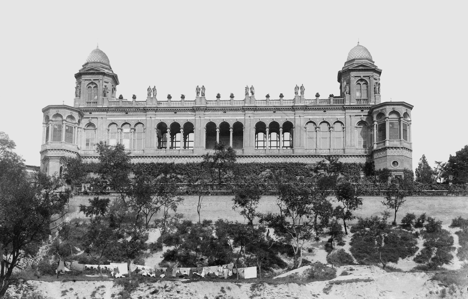 Hungary, Budapest II., a Gül Baba türbéje köré épült Wagner villa., 1905, Deutsche Fotothek / Brück und Sohn, hanging clothes, Budapest, Fortepan #277739