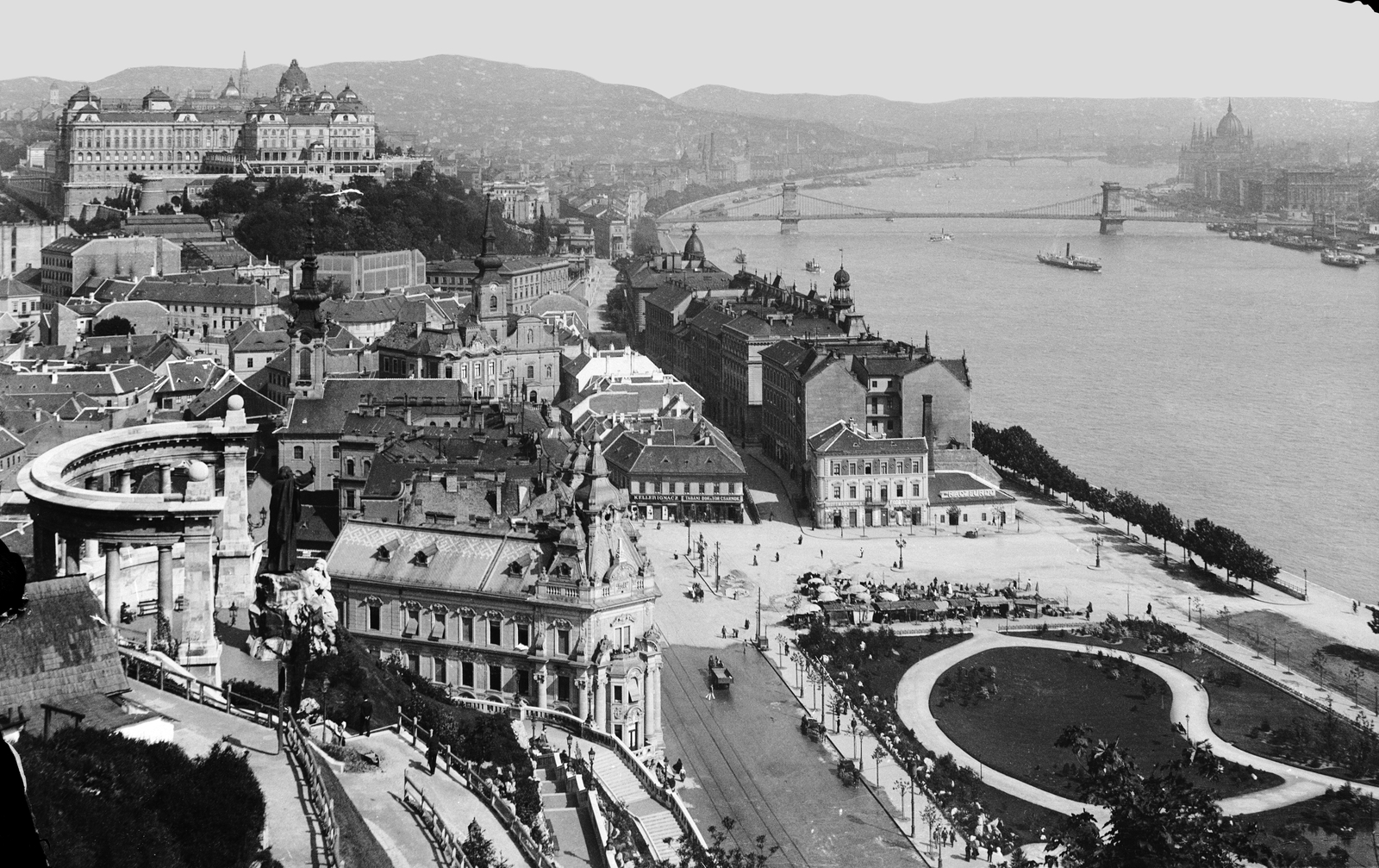 Magyarország, Gellérthegy, Budapest I., kilátás a Királyi Palota (később Budavári Palota) és a Széchenyi Lánchíd felé. Előtérben balra a Szent Gellért emlékmű, középen a Szent Demeter szerb templom és az Alexandriai Szent Katalin-templom. Jobbra piac a Döbrentei téren., 1905, Deutsche Fotothek / Brück und Sohn, Best of, függőhíd, palota, folyó, látkép, vár, Budapest, Fortepan #277740